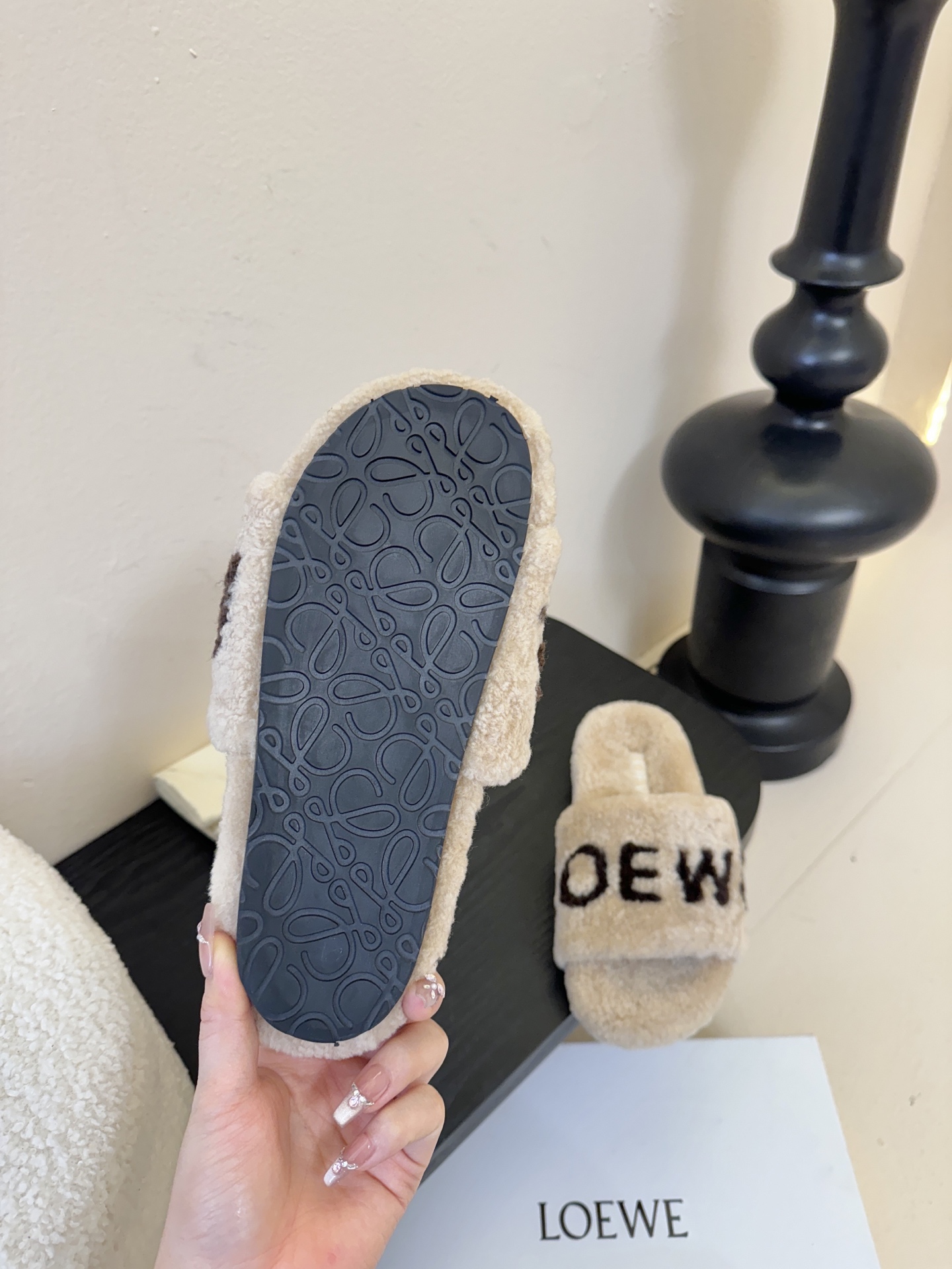 LOEWE罗意威走秀主推羊毛拖鞋系列，新品上线，芬具桌脚设计灵感改创于今年秀场的主推系列鞋履 当季新品拖