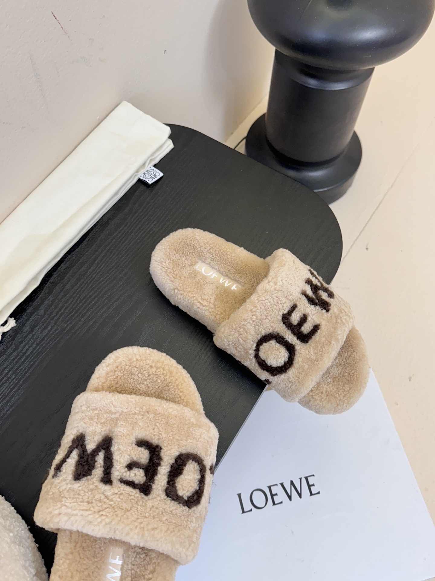 LOEWE罗意威走秀主推羊毛拖鞋系列，新品上线，芬具桌脚设计灵感改创于今年秀场的主推系列鞋履 当季新品拖
