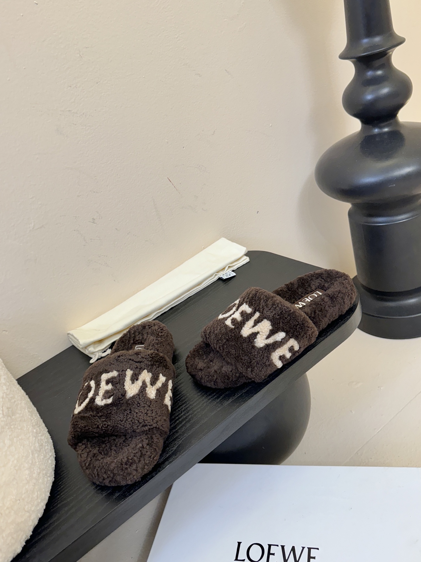 LOEWE罗意威走秀主推羊毛拖鞋系列，新品上线，芬具桌脚设计灵感改创于今年秀场的主推系列鞋履 当季新品拖