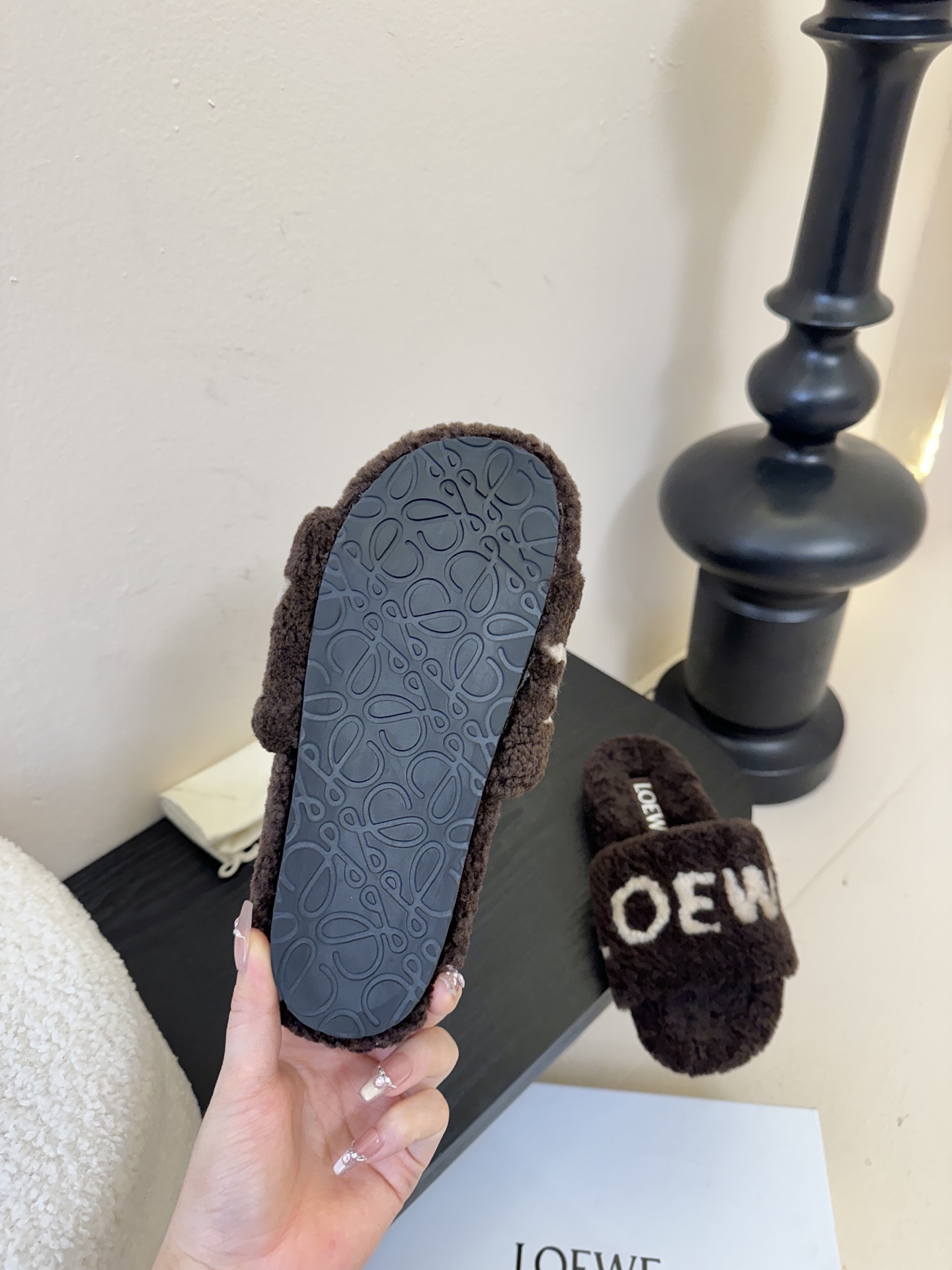 LOEWE罗意威走秀主推羊毛拖鞋系列，新品上线，芬具桌脚设计灵感改创于今年秀场的主推系列鞋履 当季新品拖