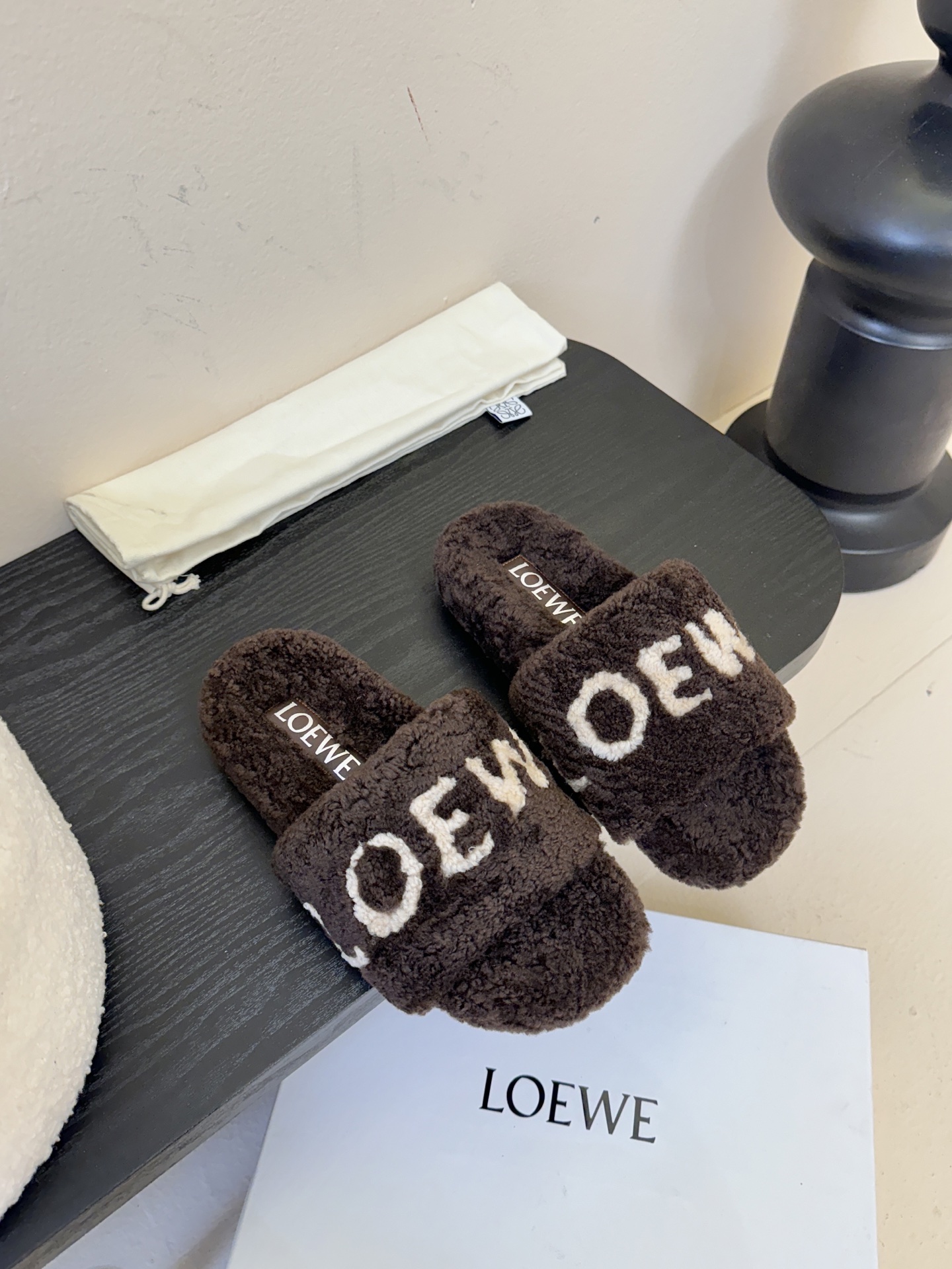 LOEWE罗意威走秀主推羊毛拖鞋系列，新品上线，芬具桌脚设计灵感改创于今年秀场的主推系列鞋履 当季新品拖