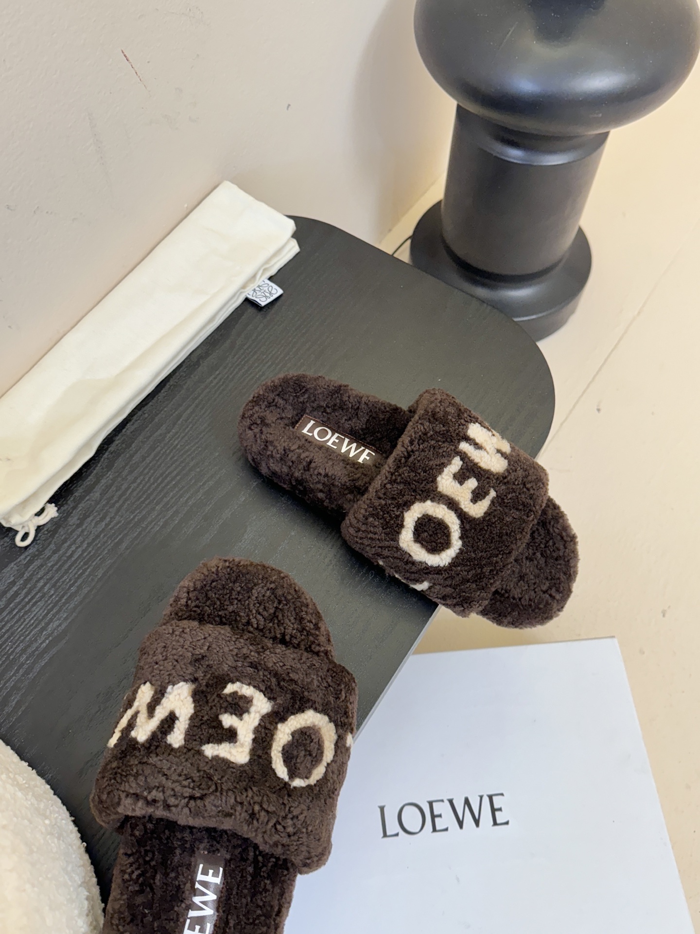 LOEWE罗意威走秀主推羊毛拖鞋系列，新品上线，芬具桌脚设计灵感改创于今年秀场的主推系列鞋履 当季新品拖