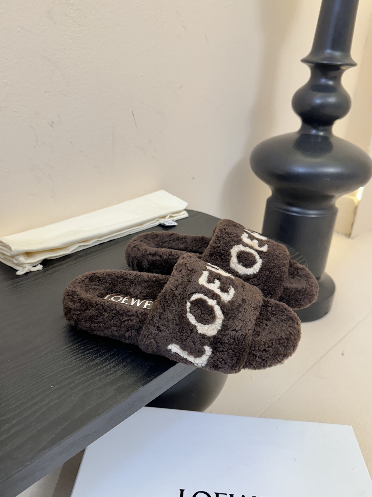 LOEWE罗意威走秀主推羊毛拖鞋系列，新品上线，芬具桌脚设计灵感改创于今年秀场的主推系列鞋履 当季新品拖