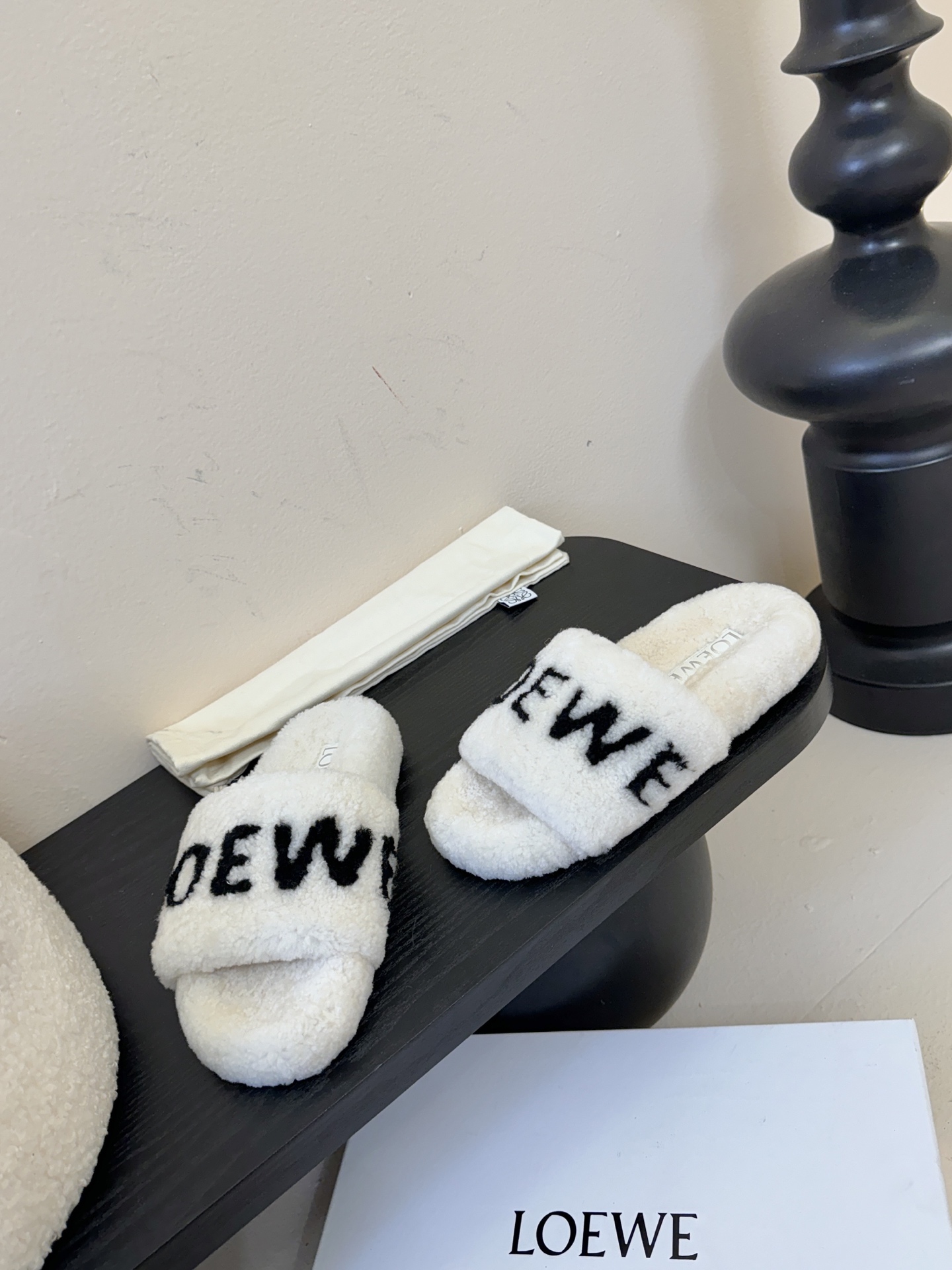 LOEWE罗意威走秀主推羊毛拖鞋系列，新品上线，芬具桌脚设计灵感改创于今年秀场的主推系列鞋履 当季新品拖