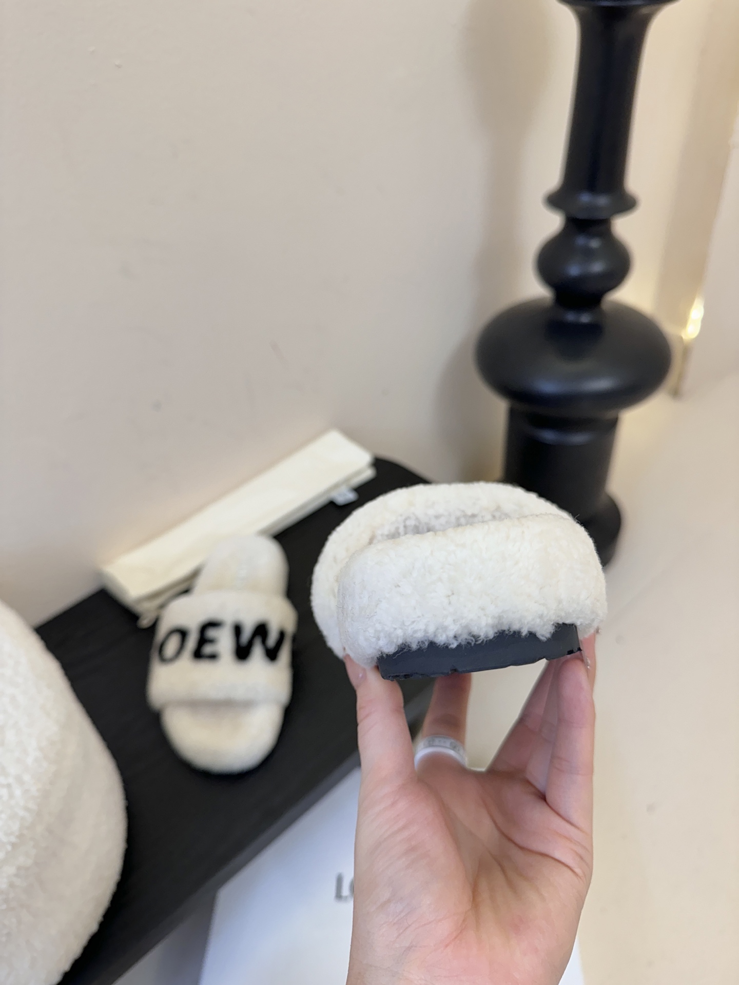 LOEWE罗意威走秀主推羊毛拖鞋系列，新品上线，芬具桌脚设计灵感改创于今年秀场的主推系列鞋履 当季新品拖