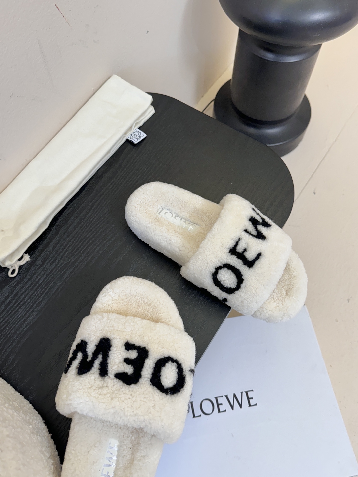 LOEWE罗意威走秀主推羊毛拖鞋系列，新品上线，芬具桌脚设计灵感改创于今年秀场的主推系列鞋履 当季新品拖