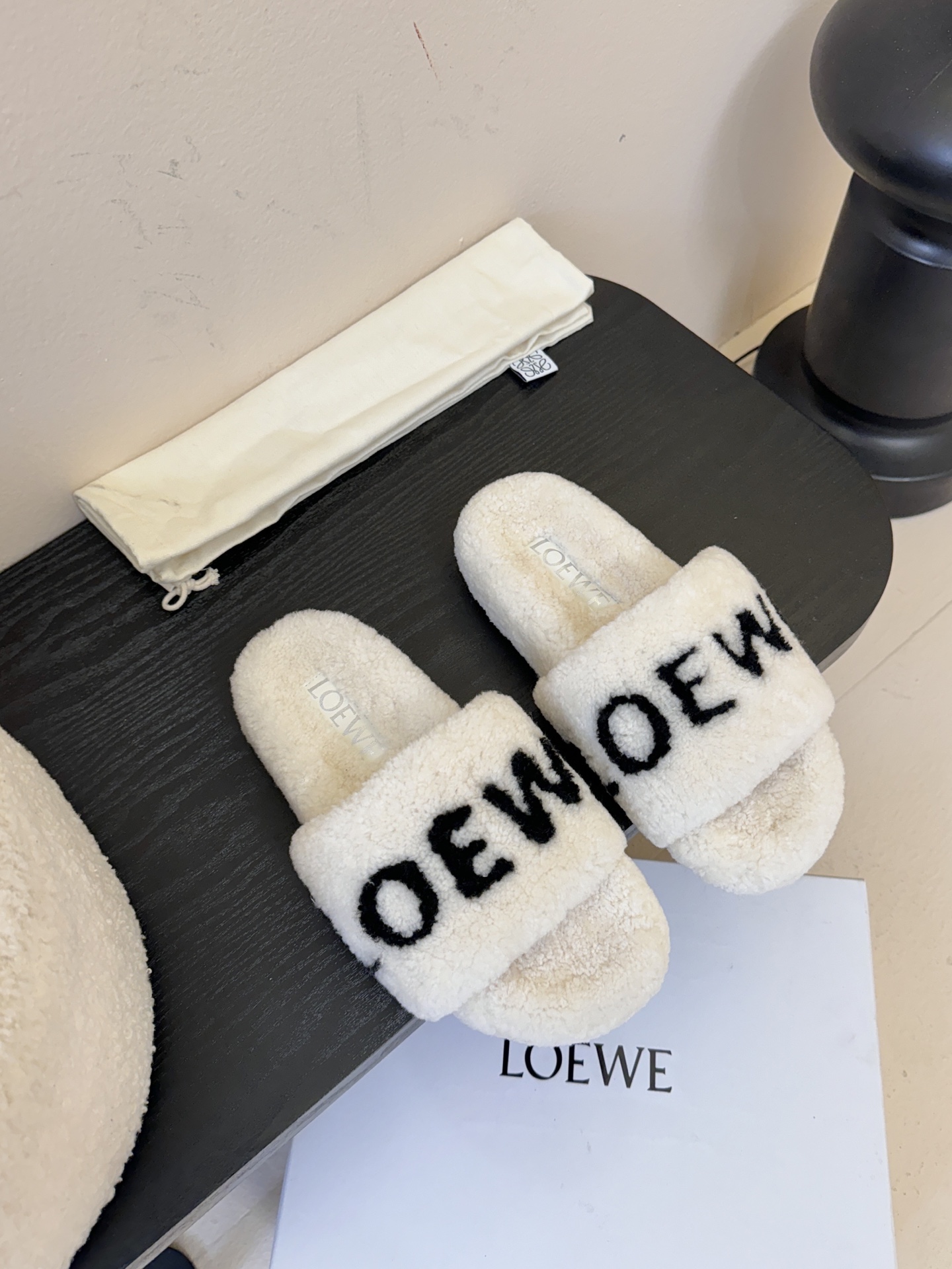 LOEWE罗意威走秀主推羊毛拖鞋系列，新品上线，芬具桌脚设计灵感改创于今年秀场的主推系列鞋履 当季新品拖
