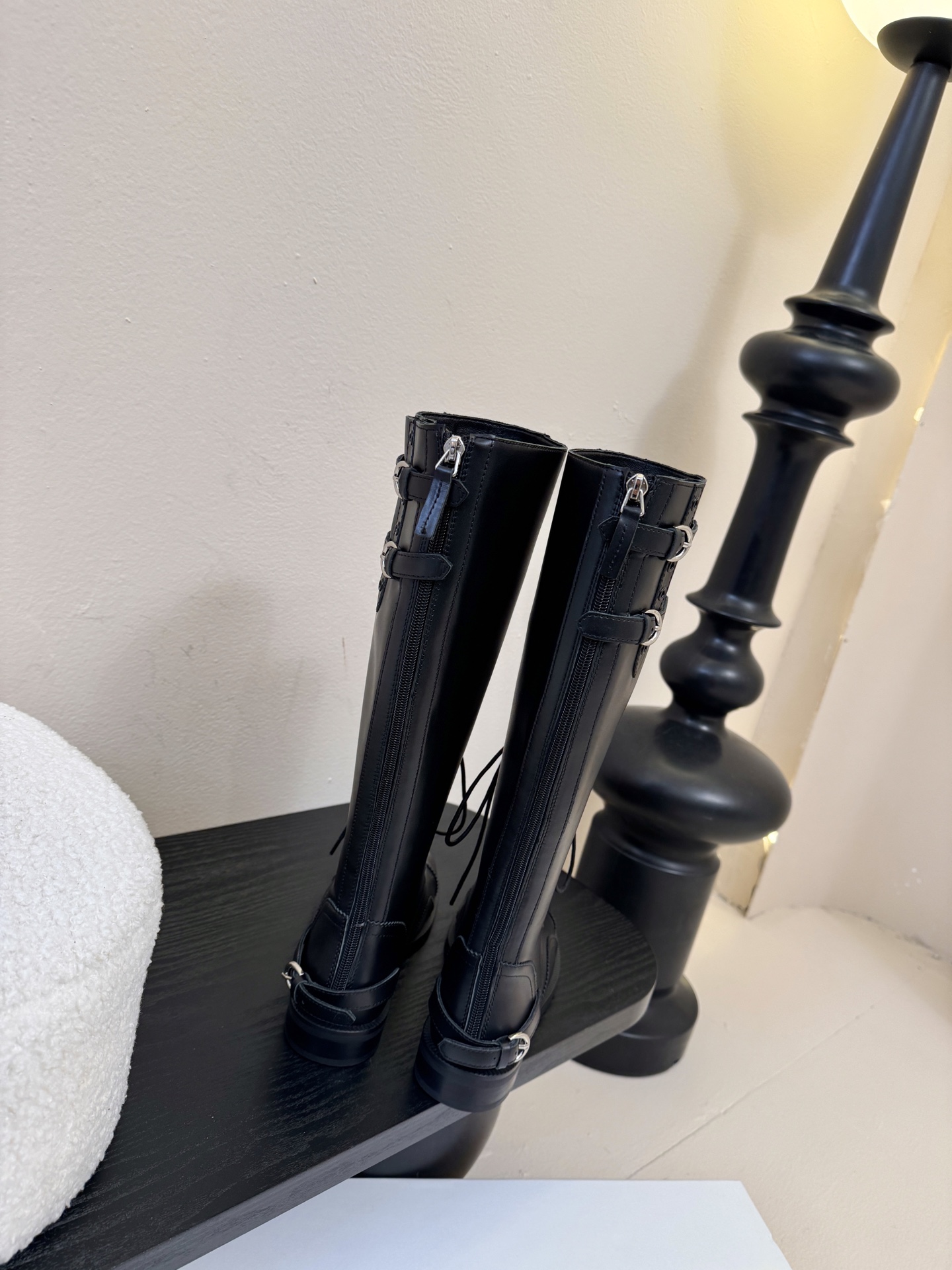 Cotem* 秋冬系列 | 25 SS 复古绑带马丁靴鞋身采用系带设计，搭配金属扣环装饰，增加了工装风与
