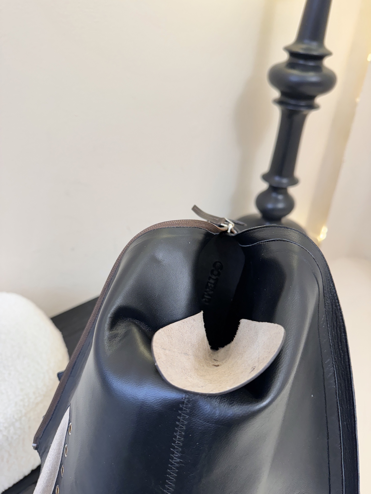 Cotem* 秋冬系列 | 25 SS 复古绑带马丁靴鞋身采用系带设计，搭配金属扣环装饰，增加了工装风与