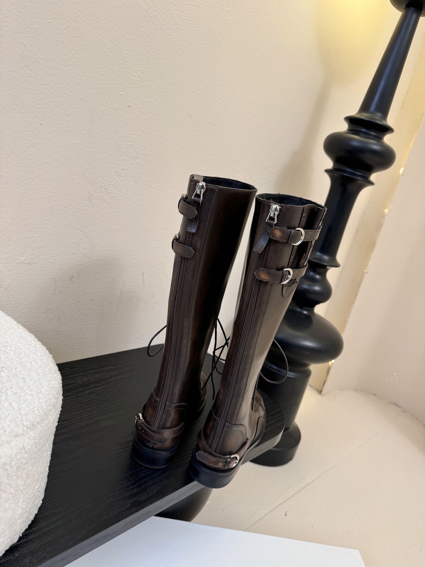 Cotem* 秋冬系列 | 25 SS 复古绑带马丁靴鞋身采用系带设计,搭配金属扣环装饰,增加了工装风与