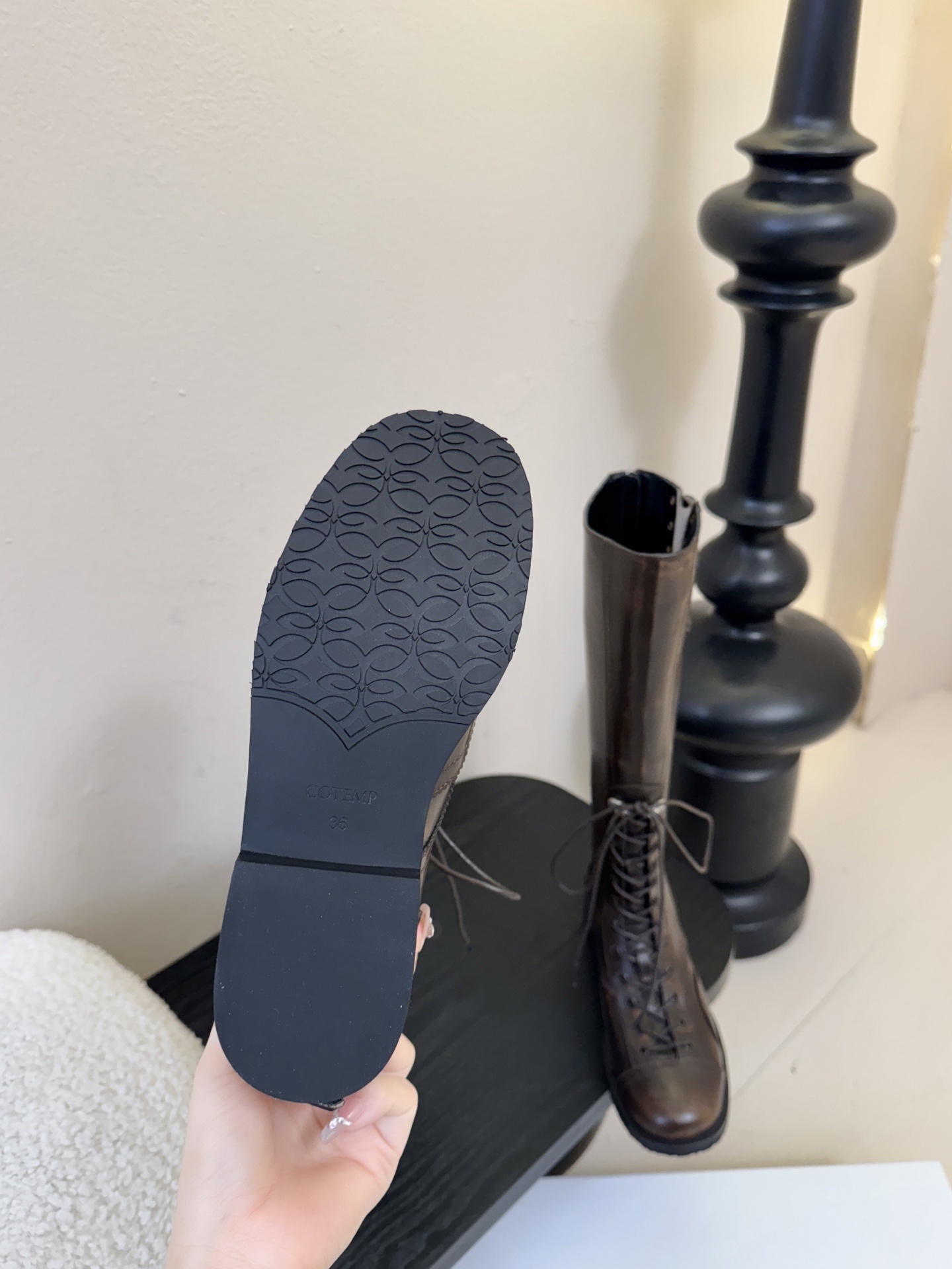 Cotem* 秋冬系列 | 25 SS 复古绑带马丁靴鞋身采用系带设计,搭配金属扣环装饰,增加了工装风与