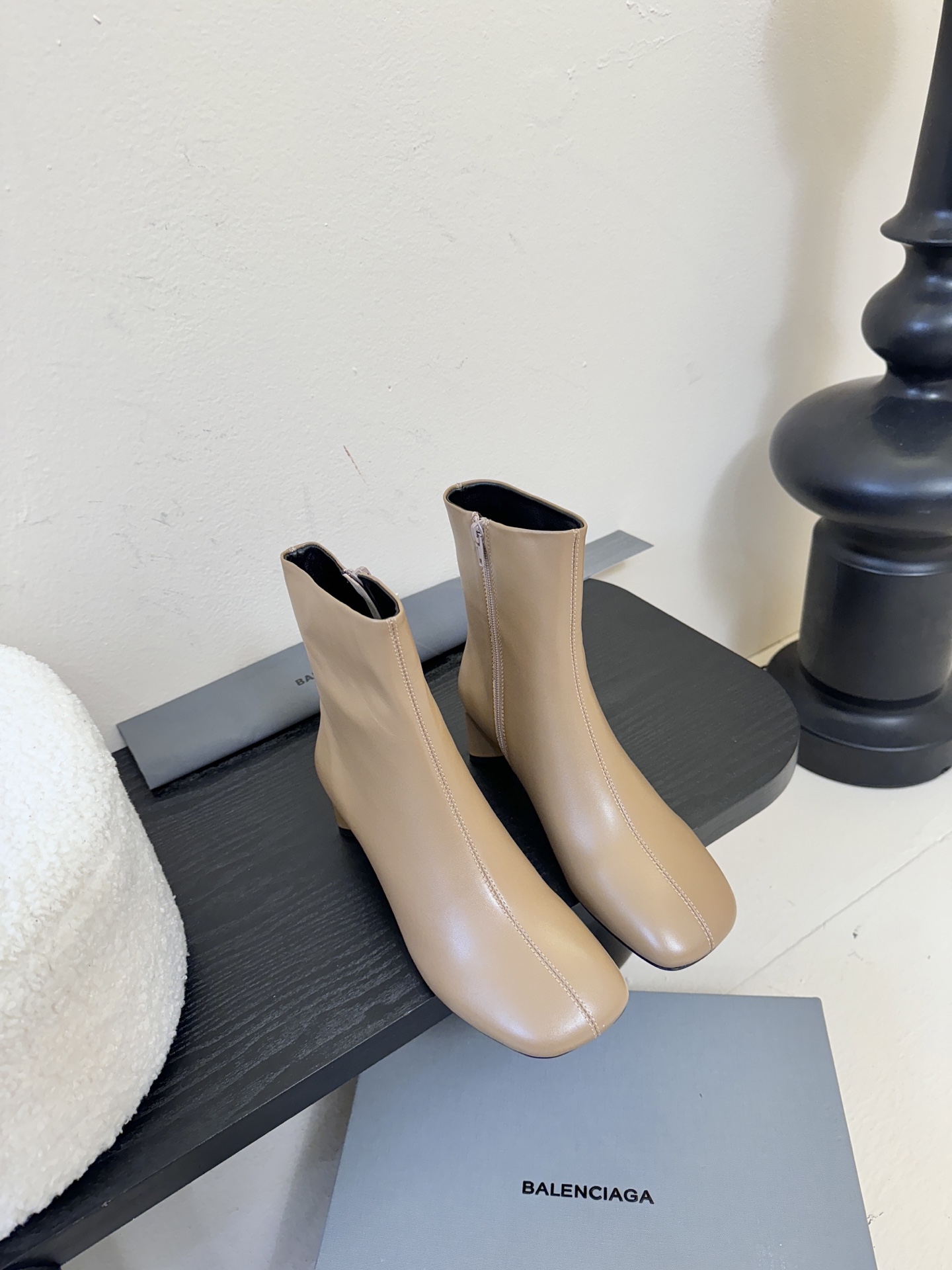 Balenciaga巴黎世家走秀款短靴、巴黎时装周重磅新品，海外各大博主相继大秀金卡戴珊Kardashi