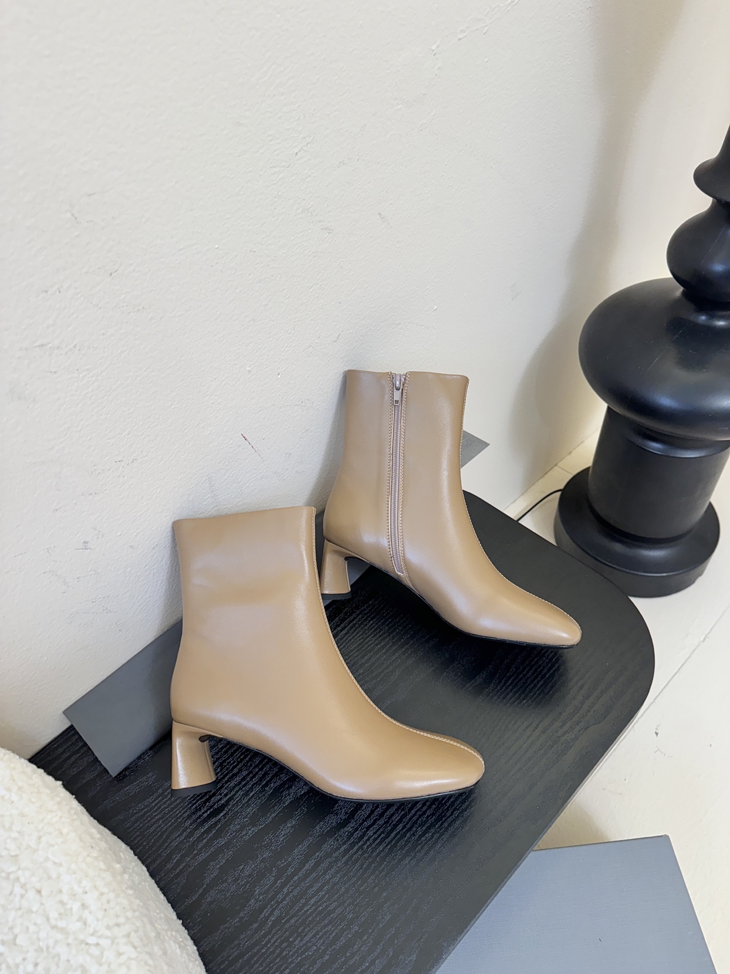 Balenciaga巴黎世家走秀款短靴、巴黎时装周重磅新品，海外各大博主相继大秀金卡戴珊Kardashi