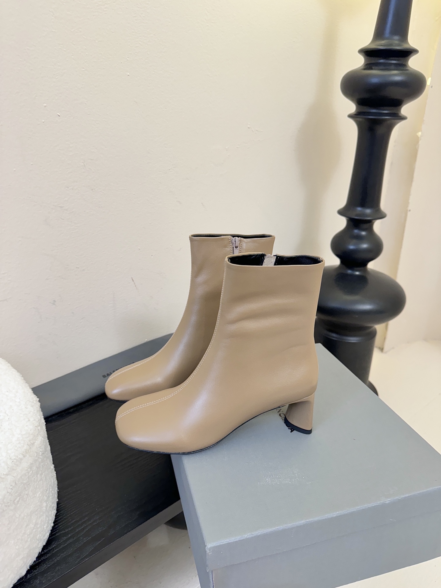 Balenciaga巴黎世家走秀款短靴、巴黎时装周重磅新品，海外各大博主相继大秀金卡戴珊Kardashi