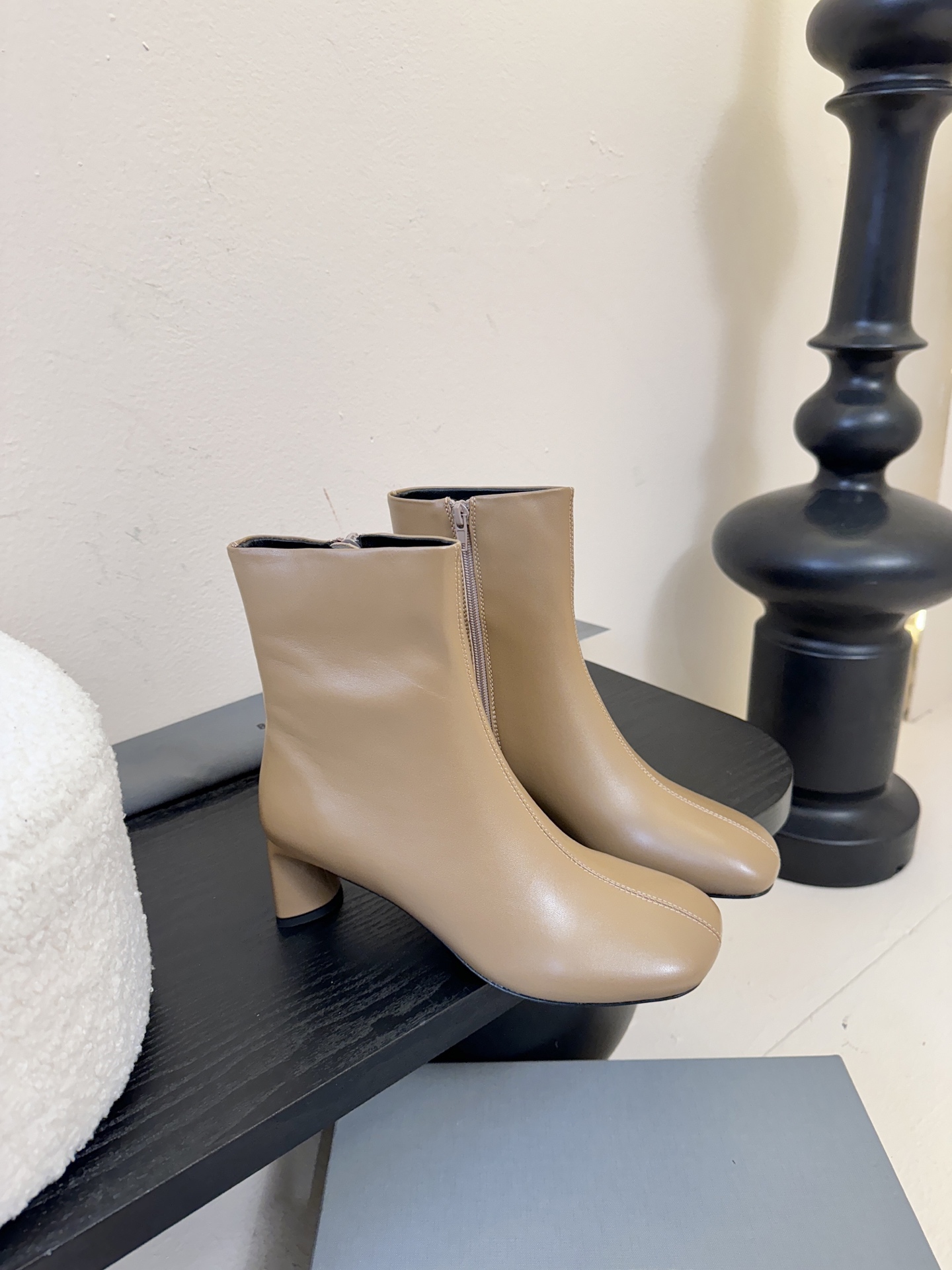 Balenciaga巴黎世家走秀款短靴、巴黎时装周重磅新品，海外各大博主相继大秀金卡戴珊Kardashi