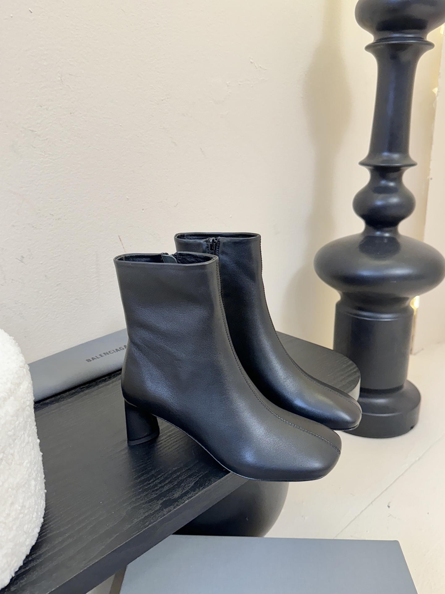 Balenciaga巴黎世家走秀款短靴、巴黎时装周重磅新品，海外各大博主相继大秀金卡戴珊Kardashi