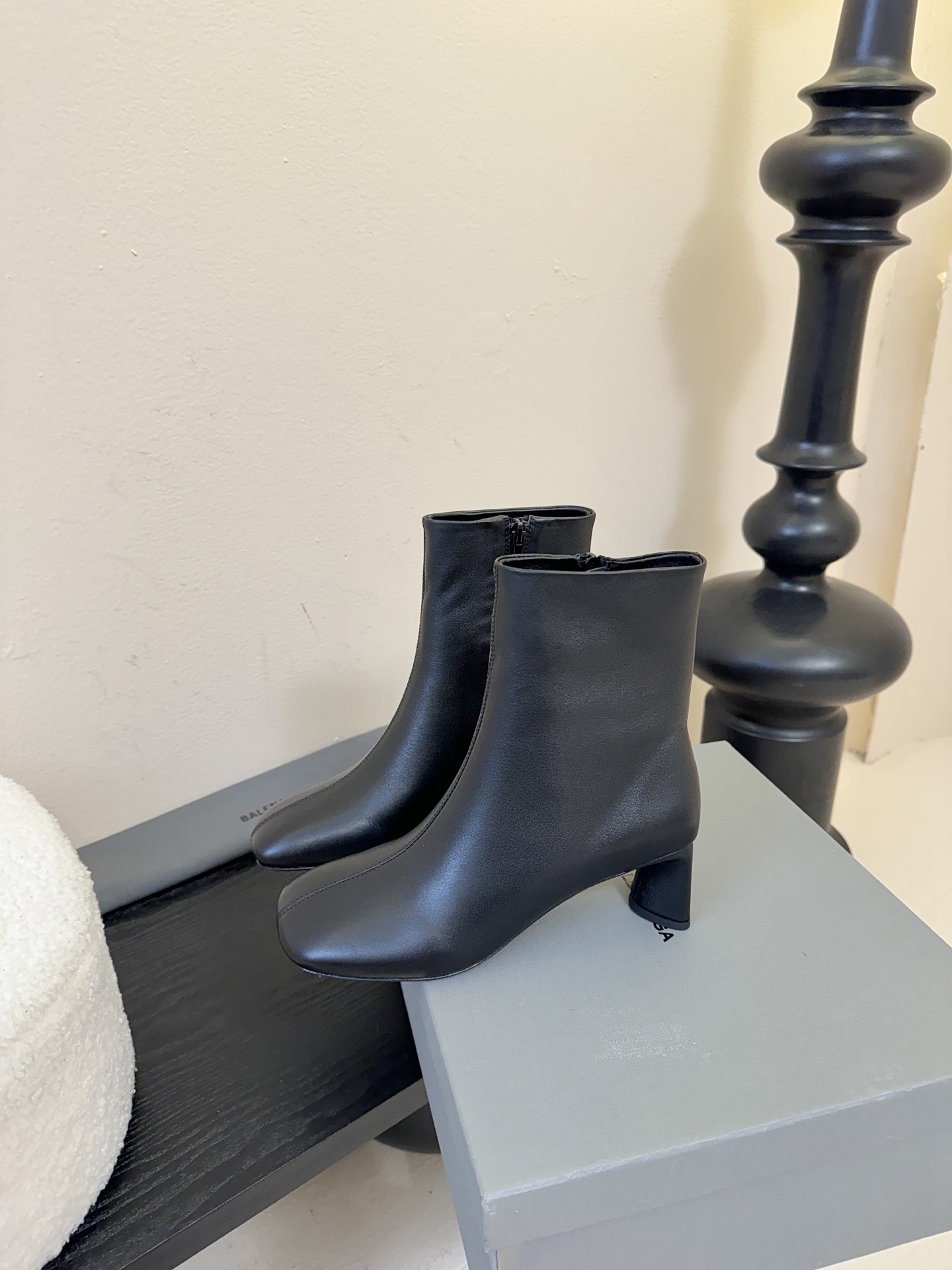 Balenciaga巴黎世家走秀款短靴、巴黎时装周重磅新品，海外各大博主相继大秀金卡戴珊Kardashi