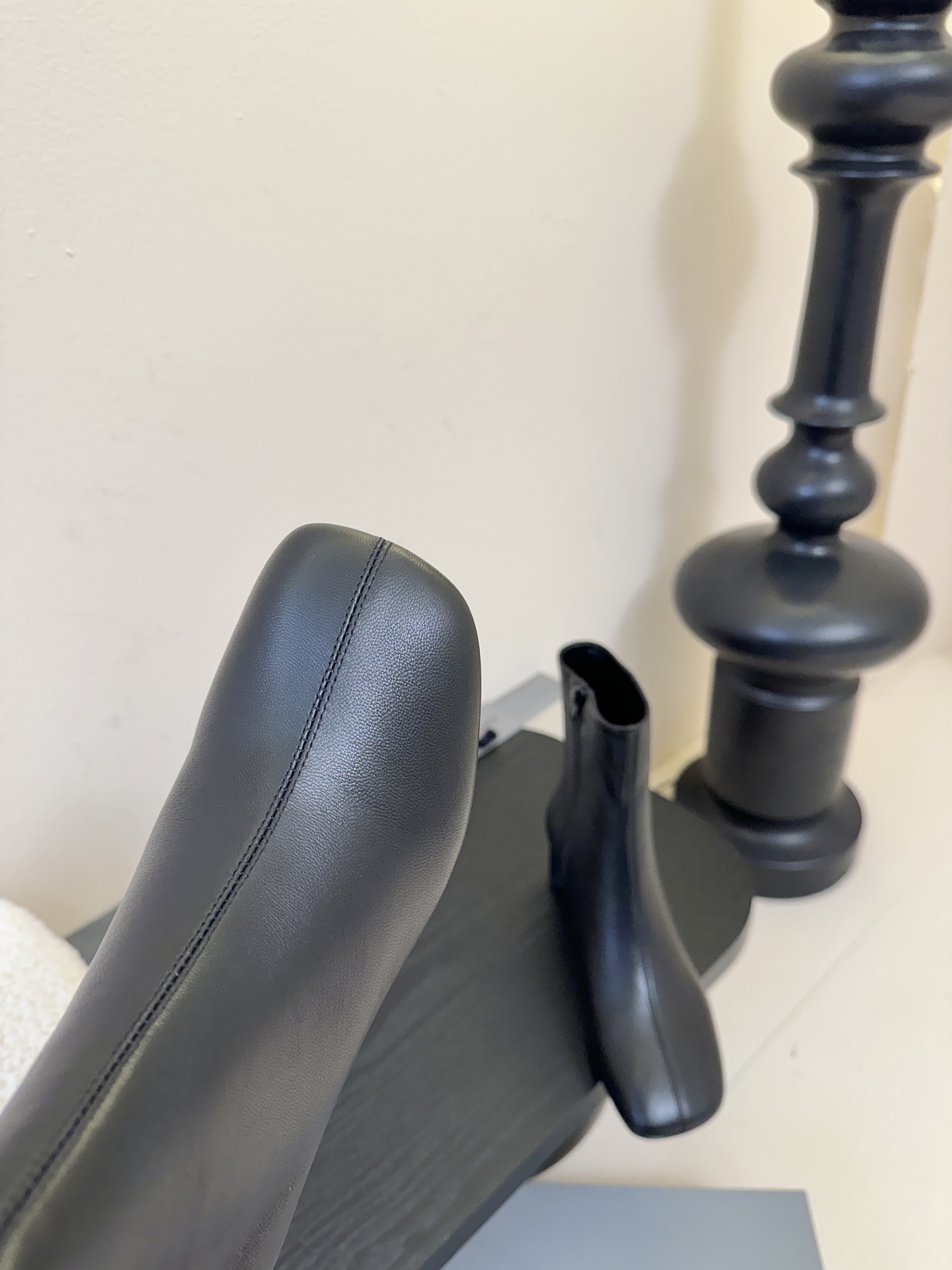 Balenciaga巴黎世家走秀款短靴、巴黎时装周重磅新品，海外各大博主相继大秀金卡戴珊Kardashi
