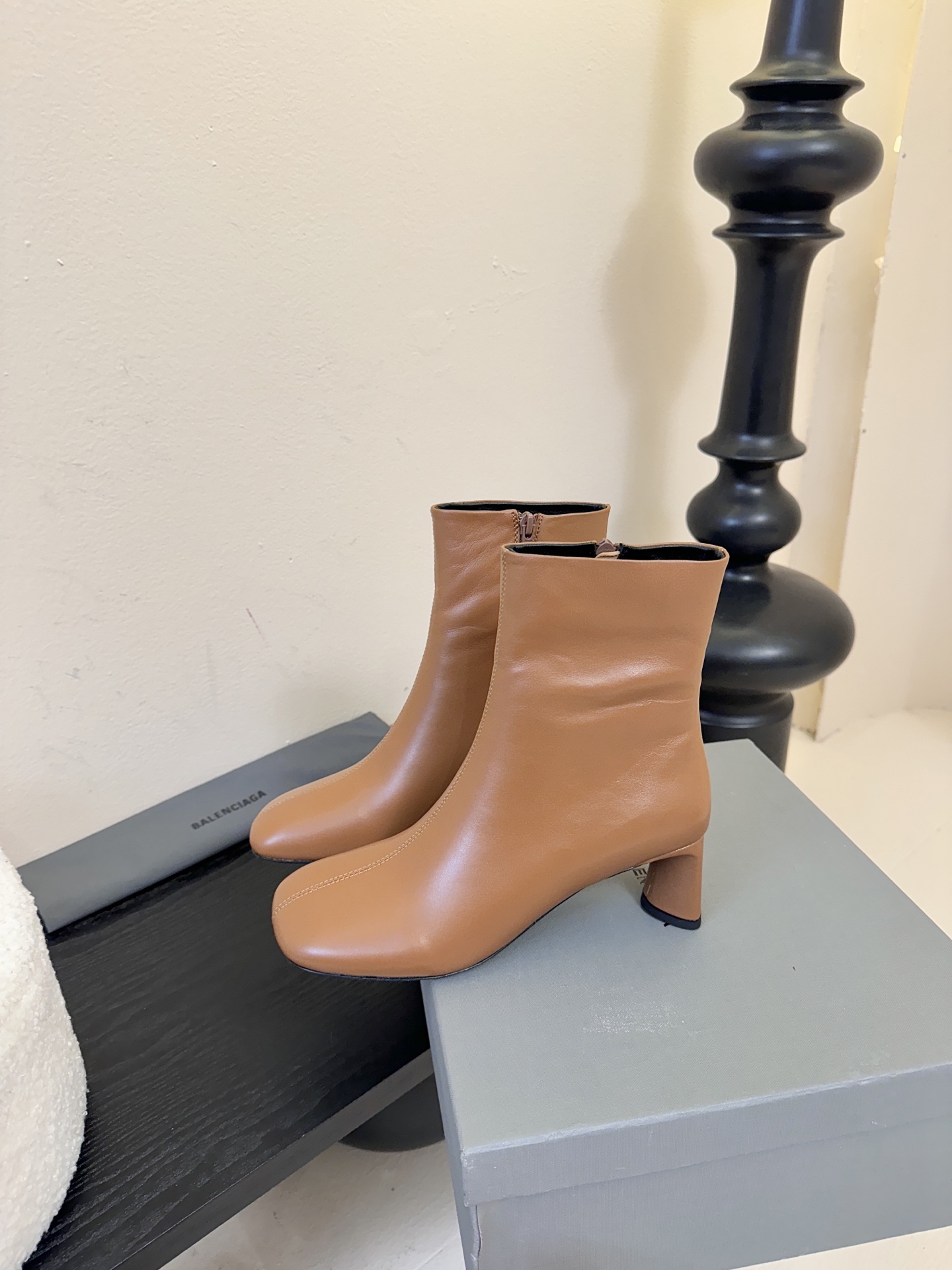 Balenciaga巴黎世家走秀款短靴、巴黎时装周重磅新品，海外各大博主相继大秀金卡戴珊Kardashi