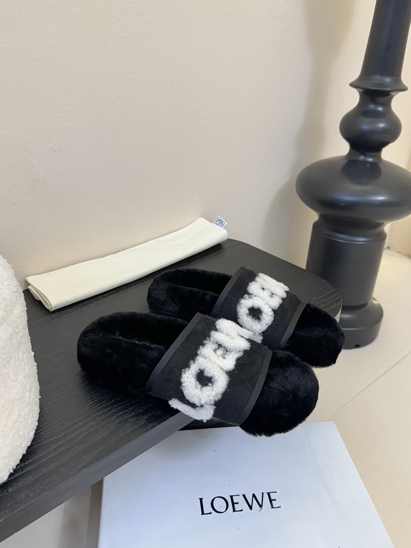 LOEWE罗意威走秀主推羊毛拖鞋系列，新品上线，芬具桌脚设计灵感改创于今年秀场的主推系列鞋履 当季新品拖