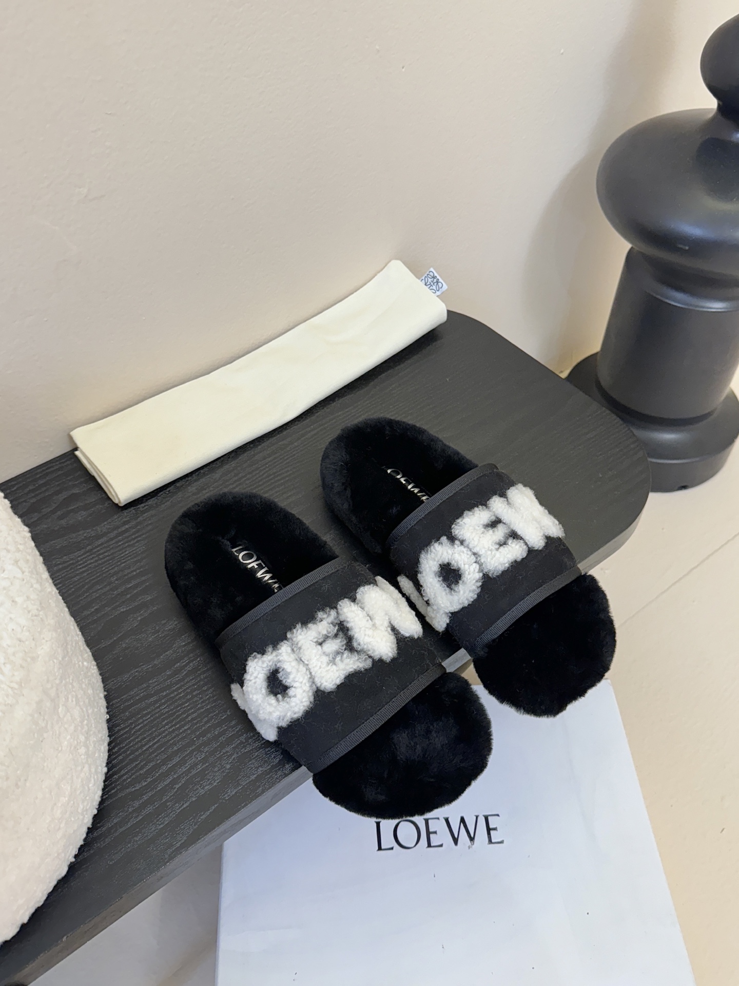 LOEWE罗意威走秀主推羊毛拖鞋系列，新品上线，芬具桌脚设计灵感改创于今年秀场的主推系列鞋履 当季新品拖
