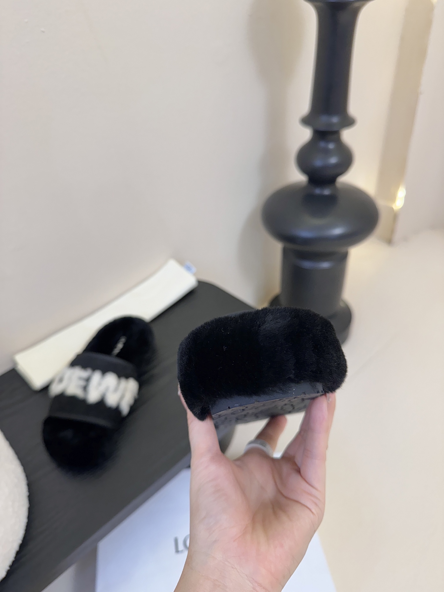 LOEWE罗意威走秀主推羊毛拖鞋系列，新品上线，芬具桌脚设计灵感改创于今年秀场的主推系列鞋履 当季新品拖