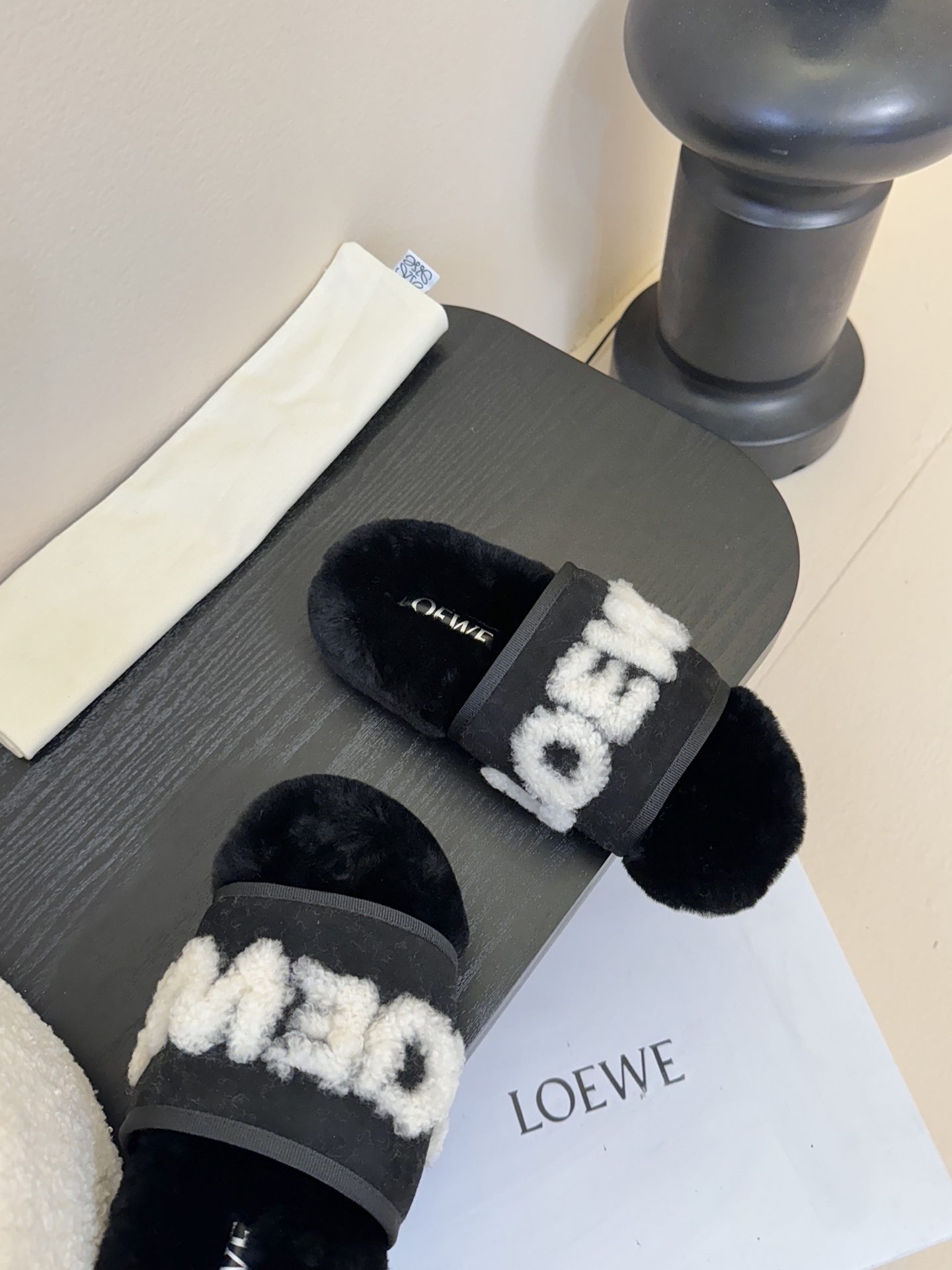 LOEWE罗意威走秀主推羊毛拖鞋系列，新品上线，芬具桌脚设计灵感改创于今年秀场的主推系列鞋履 当季新品拖