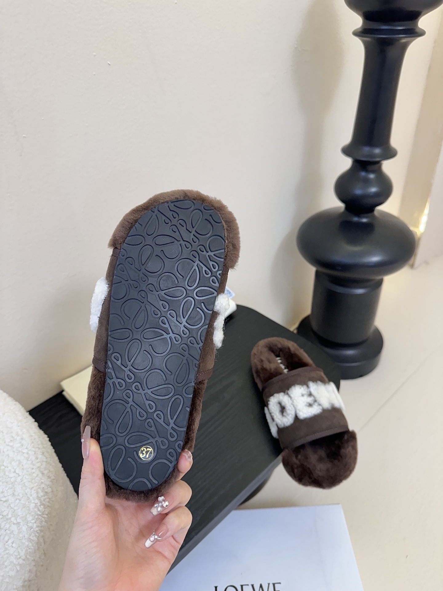LOEWE罗意威走秀主推羊毛拖鞋系列，新品上线，芬具桌脚设计灵感改创于今年秀场的主推系列鞋履 当季新品拖