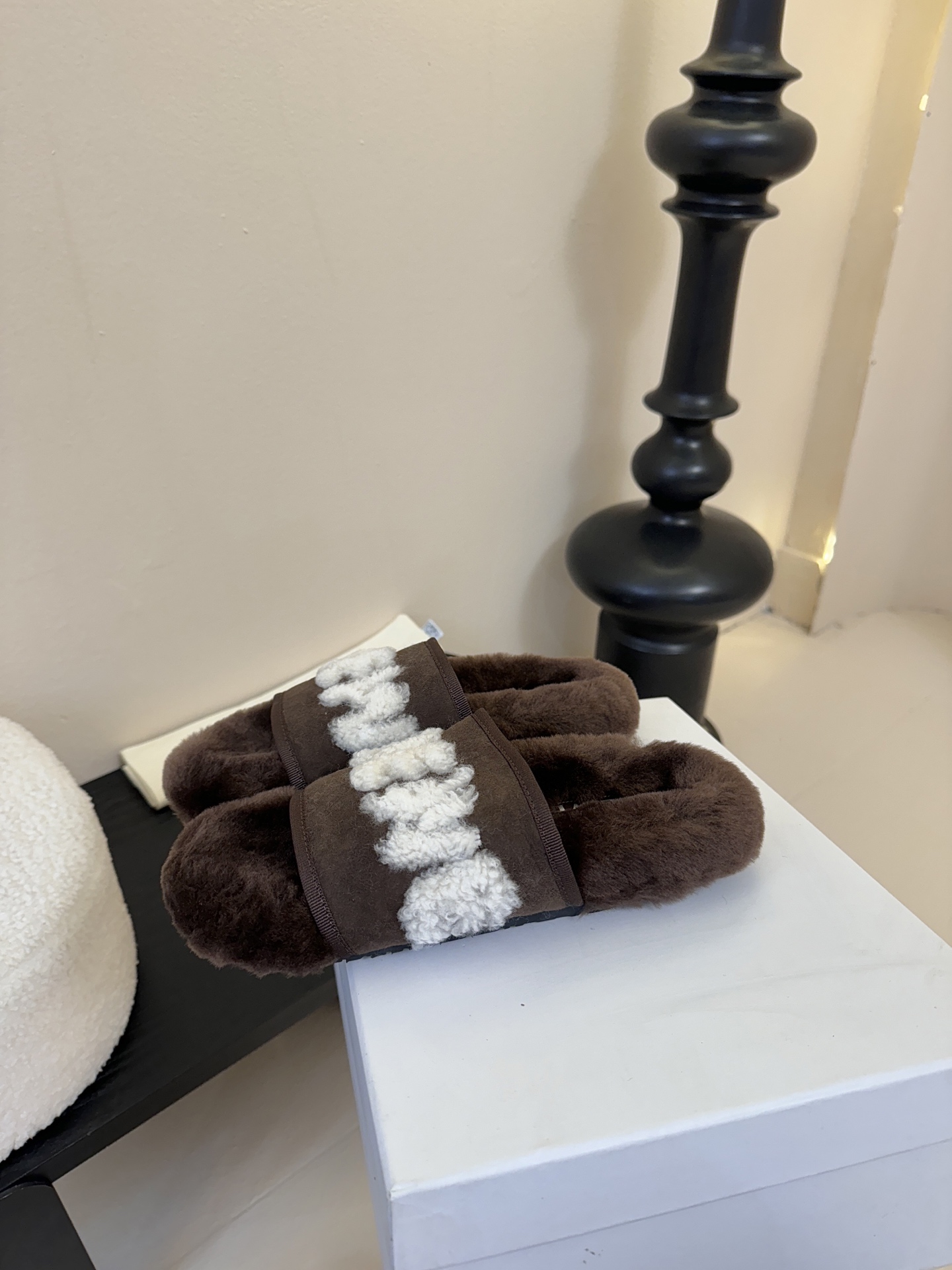 LOEWE罗意威走秀主推羊毛拖鞋系列，新品上线，芬具桌脚设计灵感改创于今年秀场的主推系列鞋履 当季新品拖
