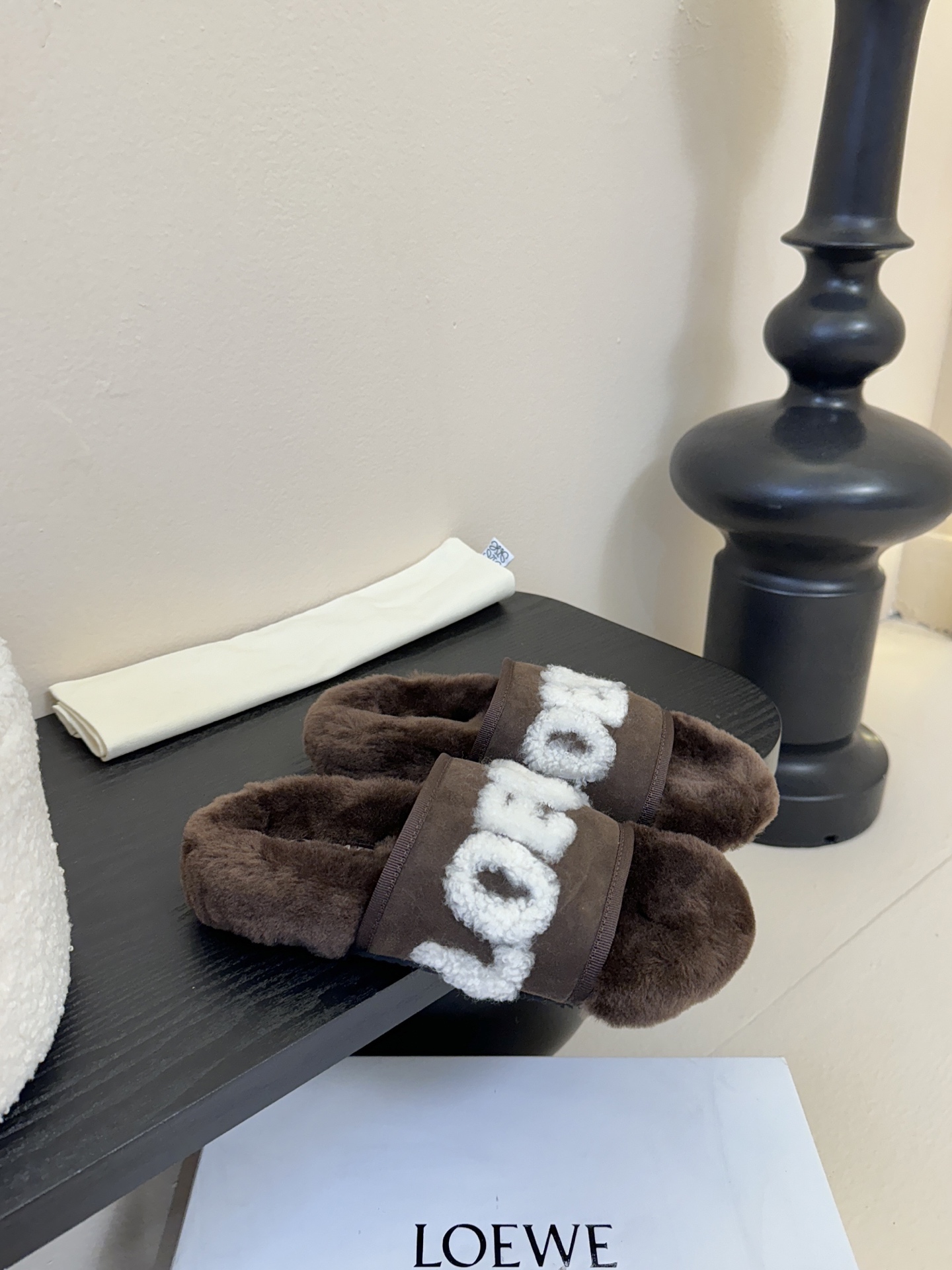 LOEWE罗意威走秀主推羊毛拖鞋系列，新品上线，芬具桌脚设计灵感改创于今年秀场的主推系列鞋履 当季新品拖