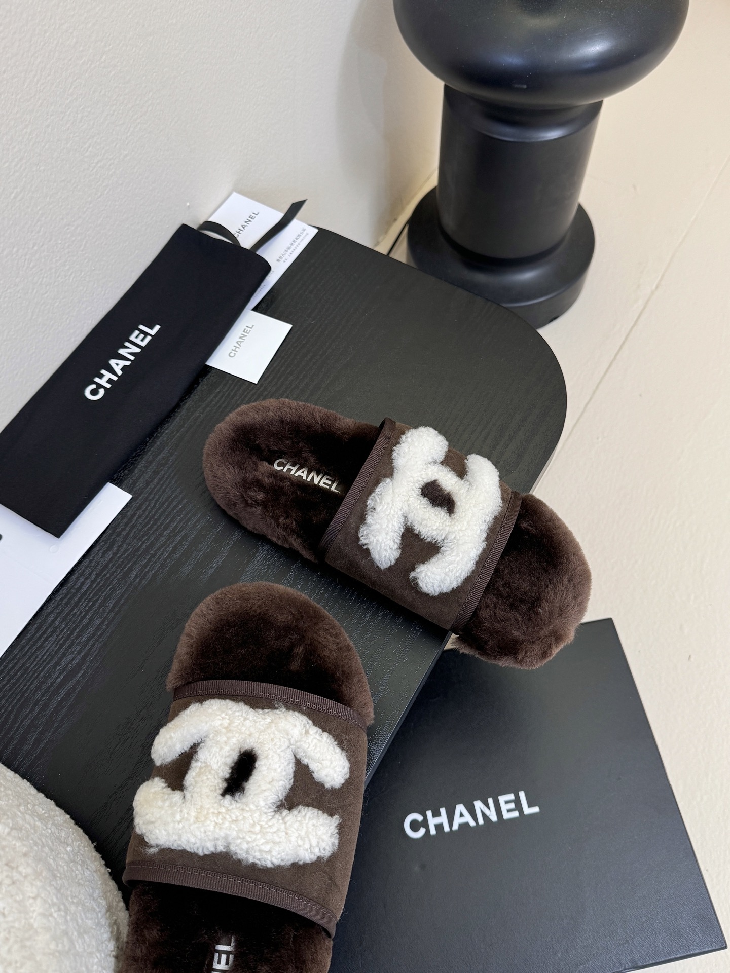CHANE* ｜小香经典四季双C毛毛拖鞋这款毛拖真的是真太可爱了～柔软蓬松的毛毛，舒服暖脚!秋冬搭配袜子