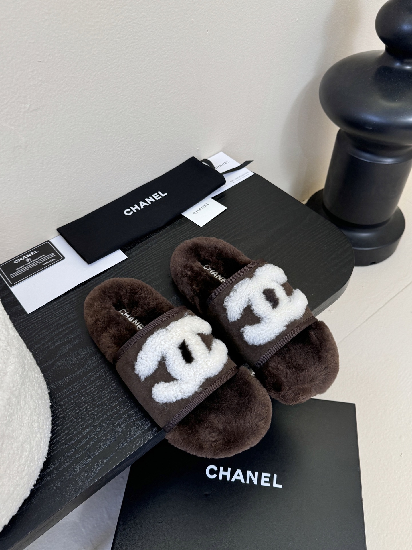 CHANE* ｜小香经典四季双C毛毛拖鞋这款毛拖真的是真太可爱了～柔软蓬松的毛毛，舒服暖脚!秋冬搭配袜子