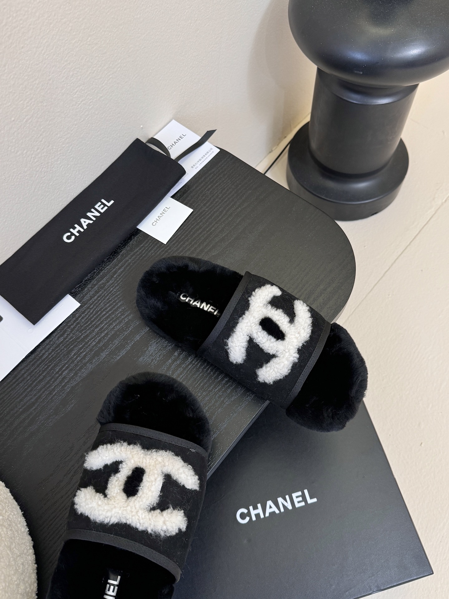 CHANE* ｜小香经典四季双C毛毛拖鞋这款毛拖真的是真太可爱了～柔软蓬松的毛毛，舒服暖脚!秋冬搭配袜子