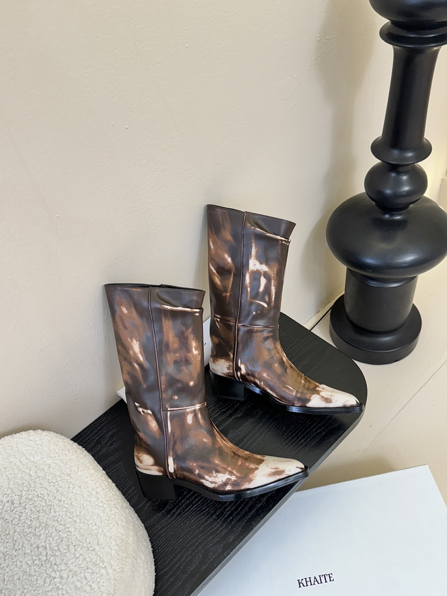 Khait* 𝟐𝟓𝐀𝐖新品靴把“酷飒”焊在腿上利落方跟+尖头 拿捏利落气场 褶皱靴筒自带松弛感 穿上直接