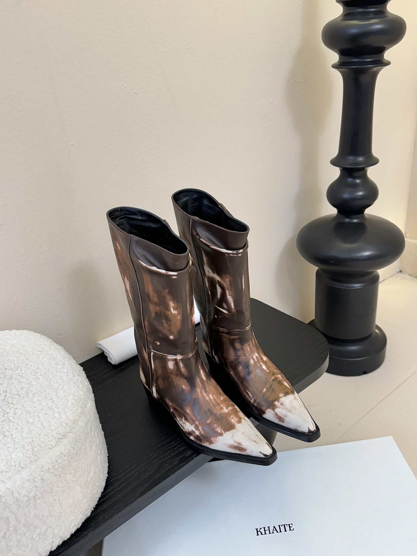 Khait* 𝟐𝟓𝐀𝐖新品靴把“酷飒”焊在腿上利落方跟+尖头 拿捏利落气场 褶皱靴筒自带松弛感 穿上直接