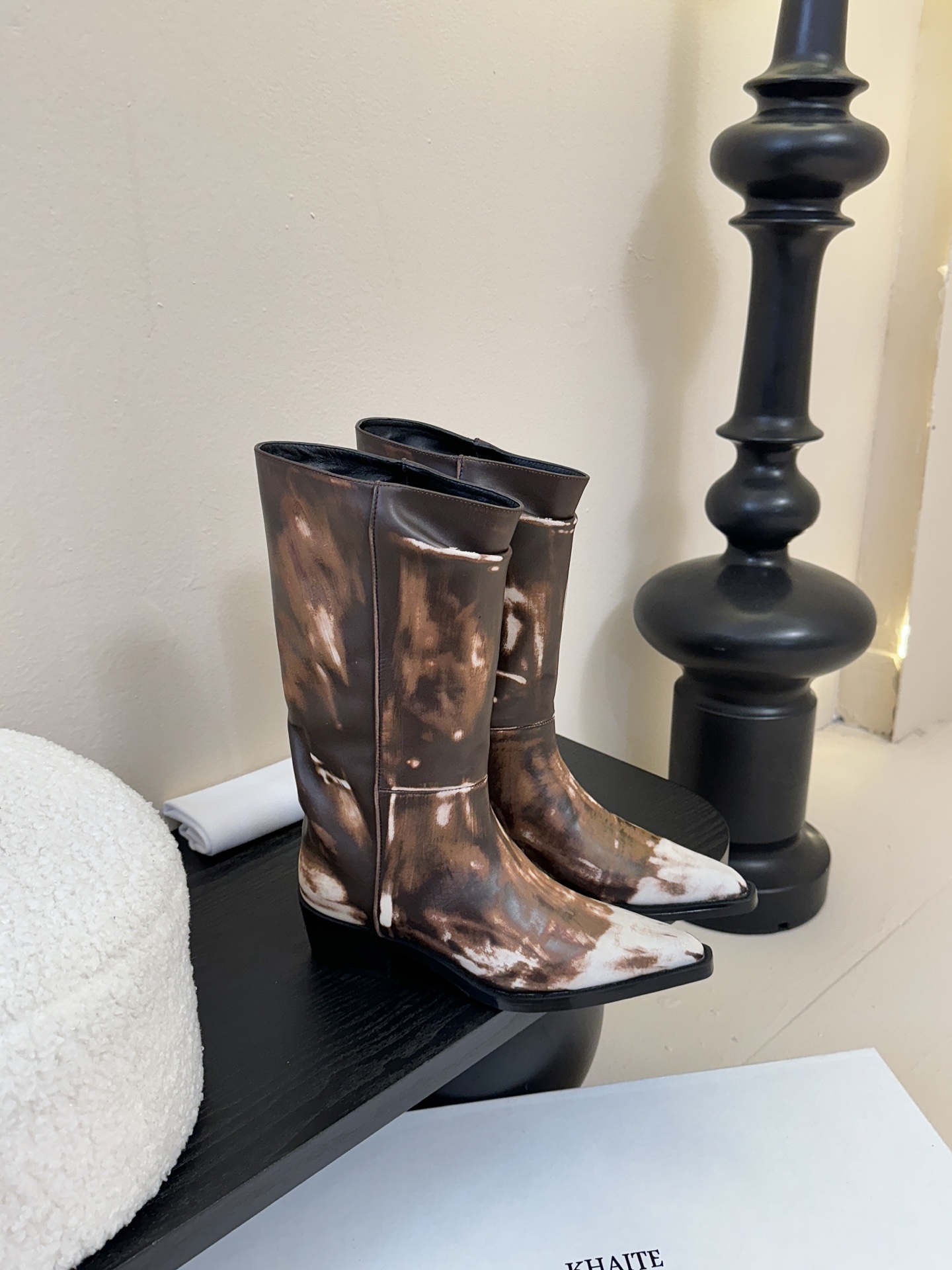 Khait* 𝟐𝟓𝐀𝐖新品靴把“酷飒”焊在腿上利落方跟+尖头 拿捏利落气场 褶皱靴筒自带松弛感 穿上直接