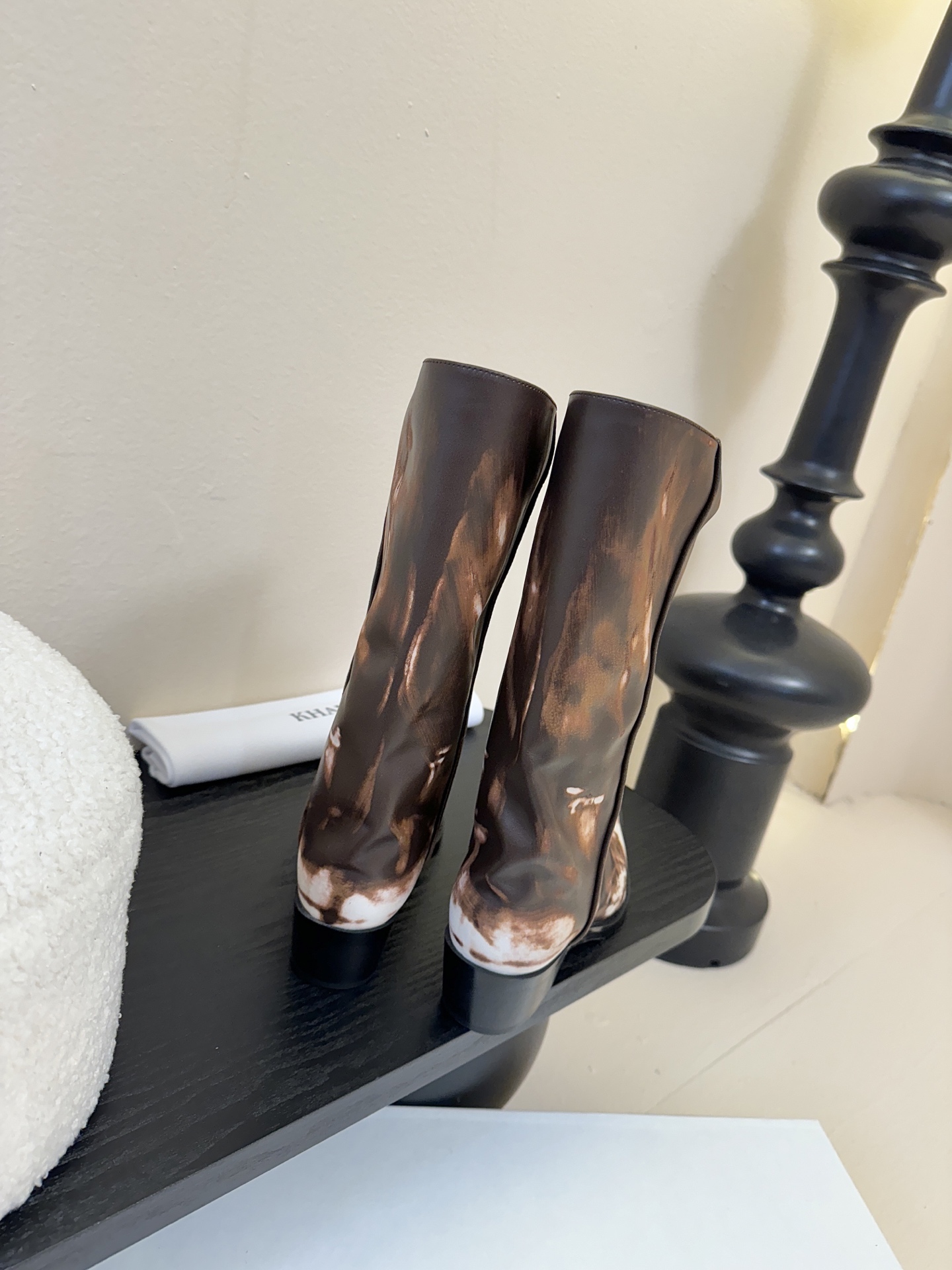 Khait* 𝟐𝟓𝐀𝐖新品靴把“酷飒”焊在腿上利落方跟+尖头 拿捏利落气场 褶皱靴筒自带松弛感 穿上直接