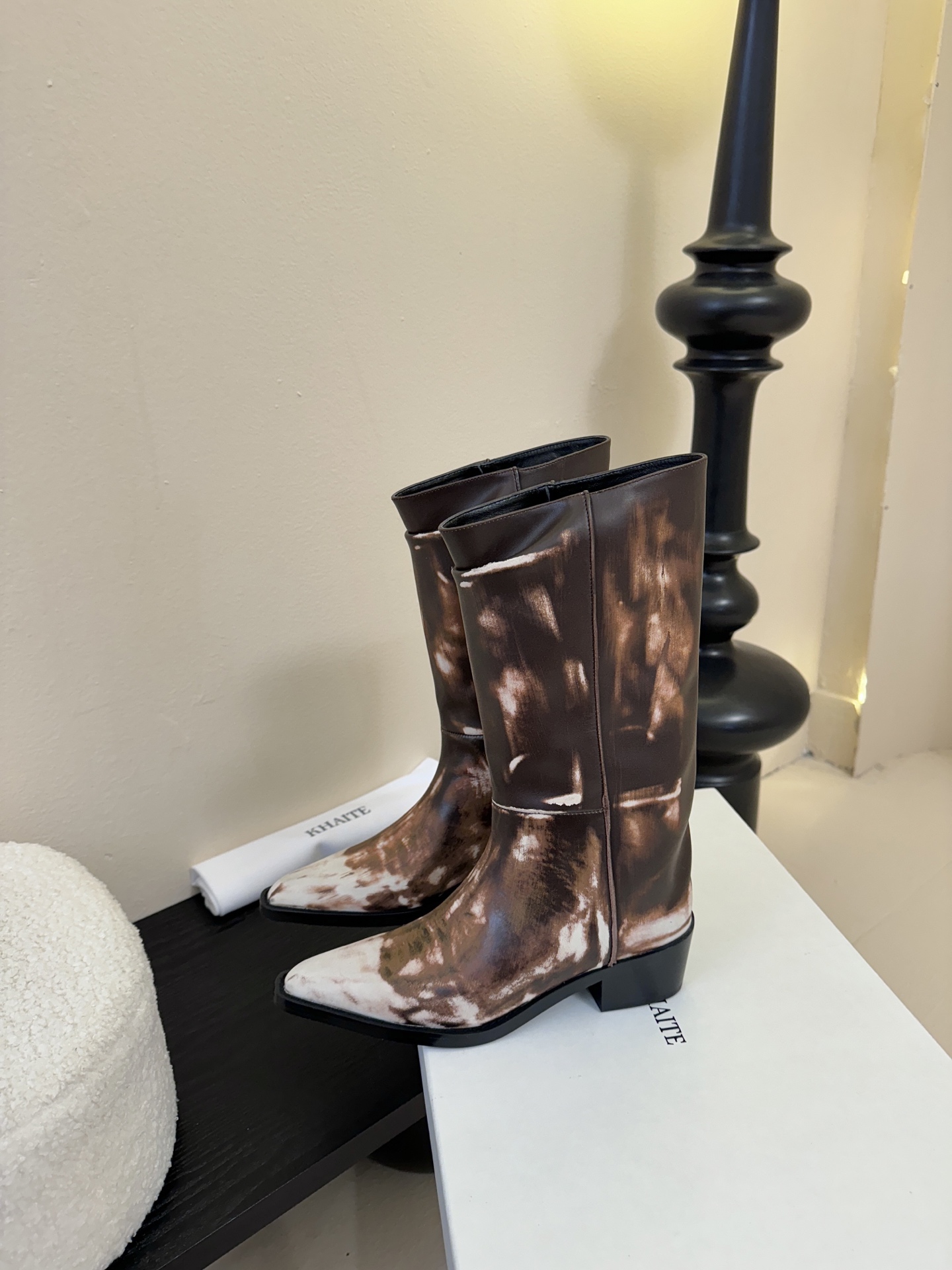 Khait* 𝟐𝟓𝐀𝐖新品靴把“酷飒”焊在腿上利落方跟+尖头 拿捏利落气场 褶皱靴筒自带松弛感 穿上直接