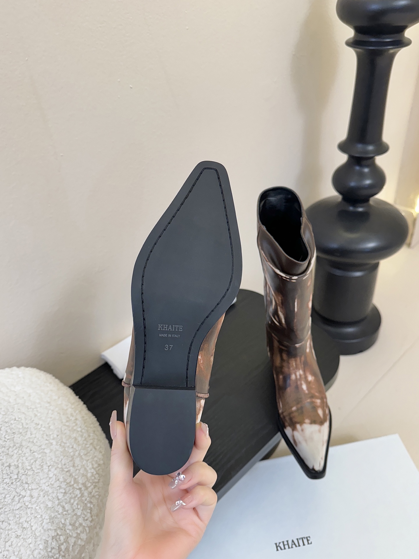 Khait* 𝟐𝟓𝐀𝐖新品靴把“酷飒”焊在腿上利落方跟+尖头 拿捏利落气场 褶皱靴筒自带松弛感 穿上直接