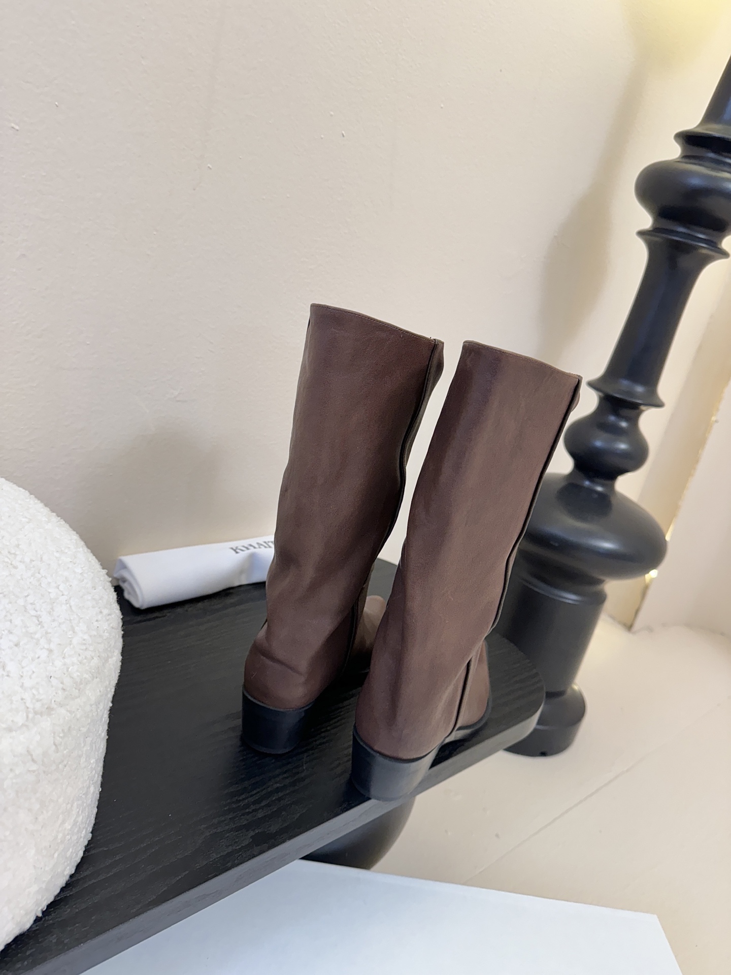 Khait* 𝟐𝟓𝐀𝐖新品靴把“酷飒”焊在腿上利落方跟+尖头 拿捏利落气场 褶皱靴筒自带松弛感 穿上直接