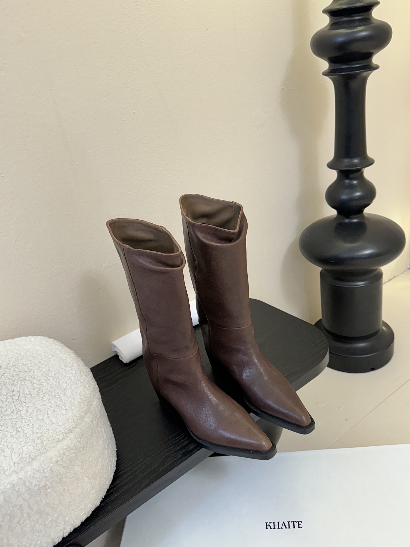 Khait* 𝟐𝟓𝐀𝐖新品靴把“酷飒”焊在腿上利落方跟+尖头 拿捏利落气场 褶皱靴筒自带松弛感 穿上直接