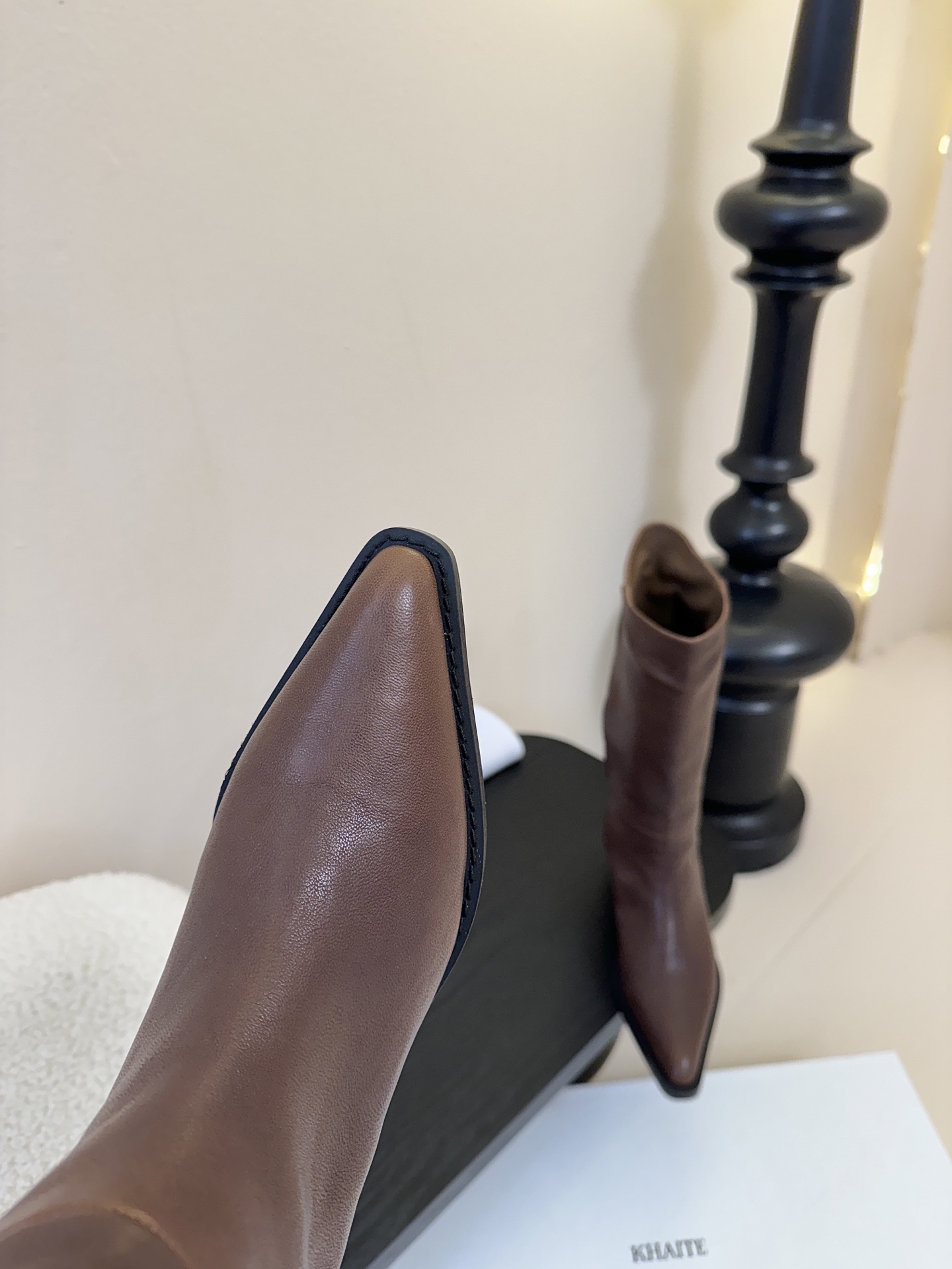 Khait* 𝟐𝟓𝐀𝐖新品靴把“酷飒”焊在腿上利落方跟+尖头 拿捏利落气场 褶皱靴筒自带松弛感 穿上直接