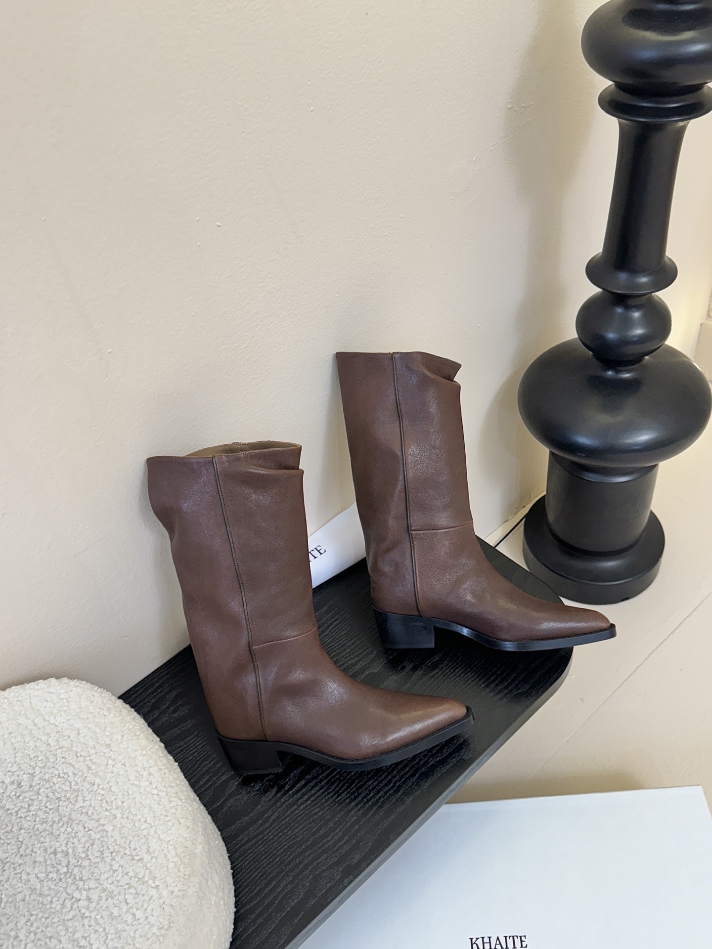 Khait* 𝟐𝟓𝐀𝐖新品靴把“酷飒”焊在腿上利落方跟+尖头 拿捏利落气场 褶皱靴筒自带松弛感 穿上直接