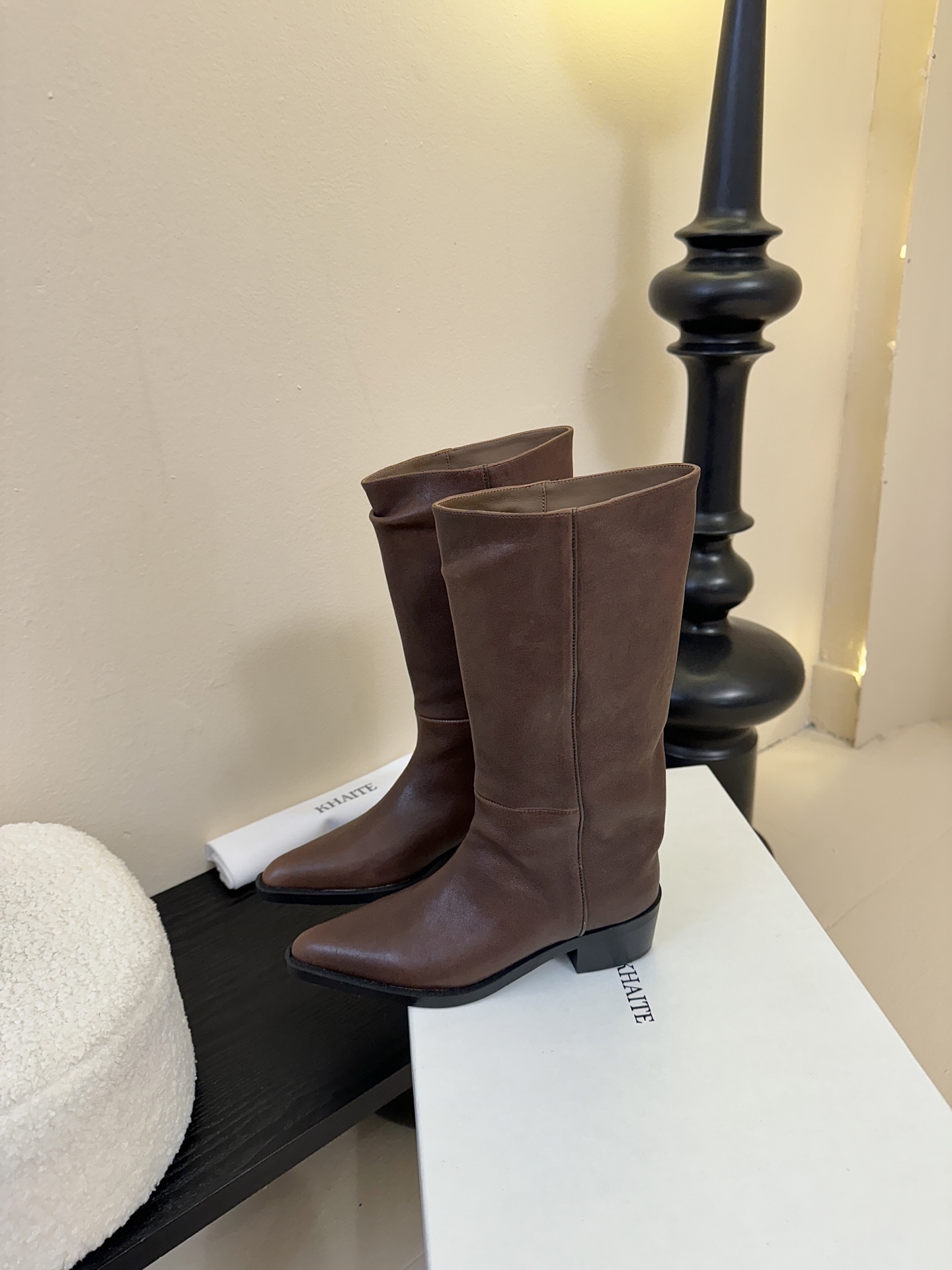 Khait* 𝟐𝟓𝐀𝐖新品靴把“酷飒”焊在腿上利落方跟+尖头 拿捏利落气场 褶皱靴筒自带松弛感 穿上直接