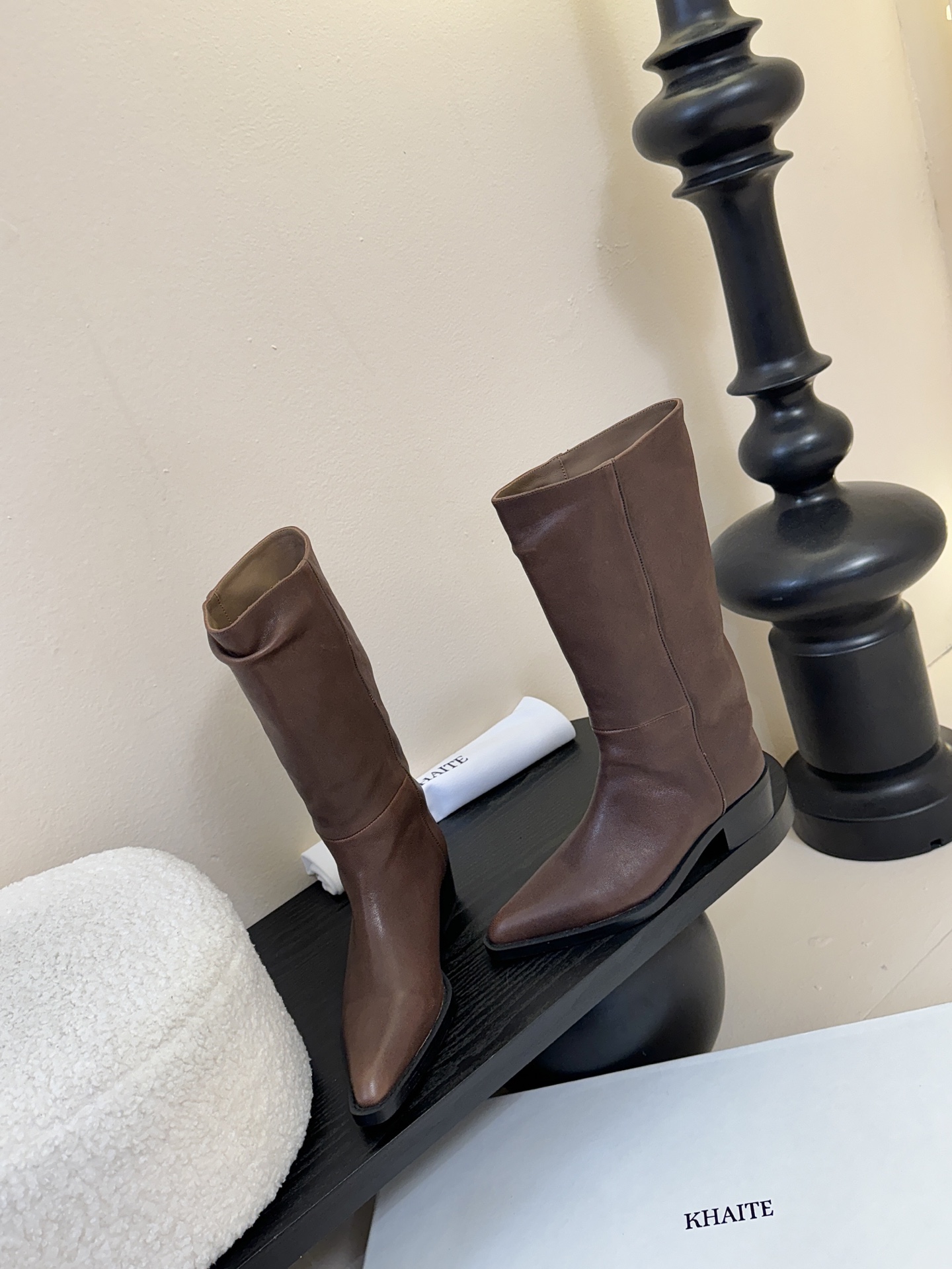 Khait* 𝟐𝟓𝐀𝐖新品靴把“酷飒”焊在腿上利落方跟+尖头 拿捏利落气场 褶皱靴筒自带松弛感 穿上直接