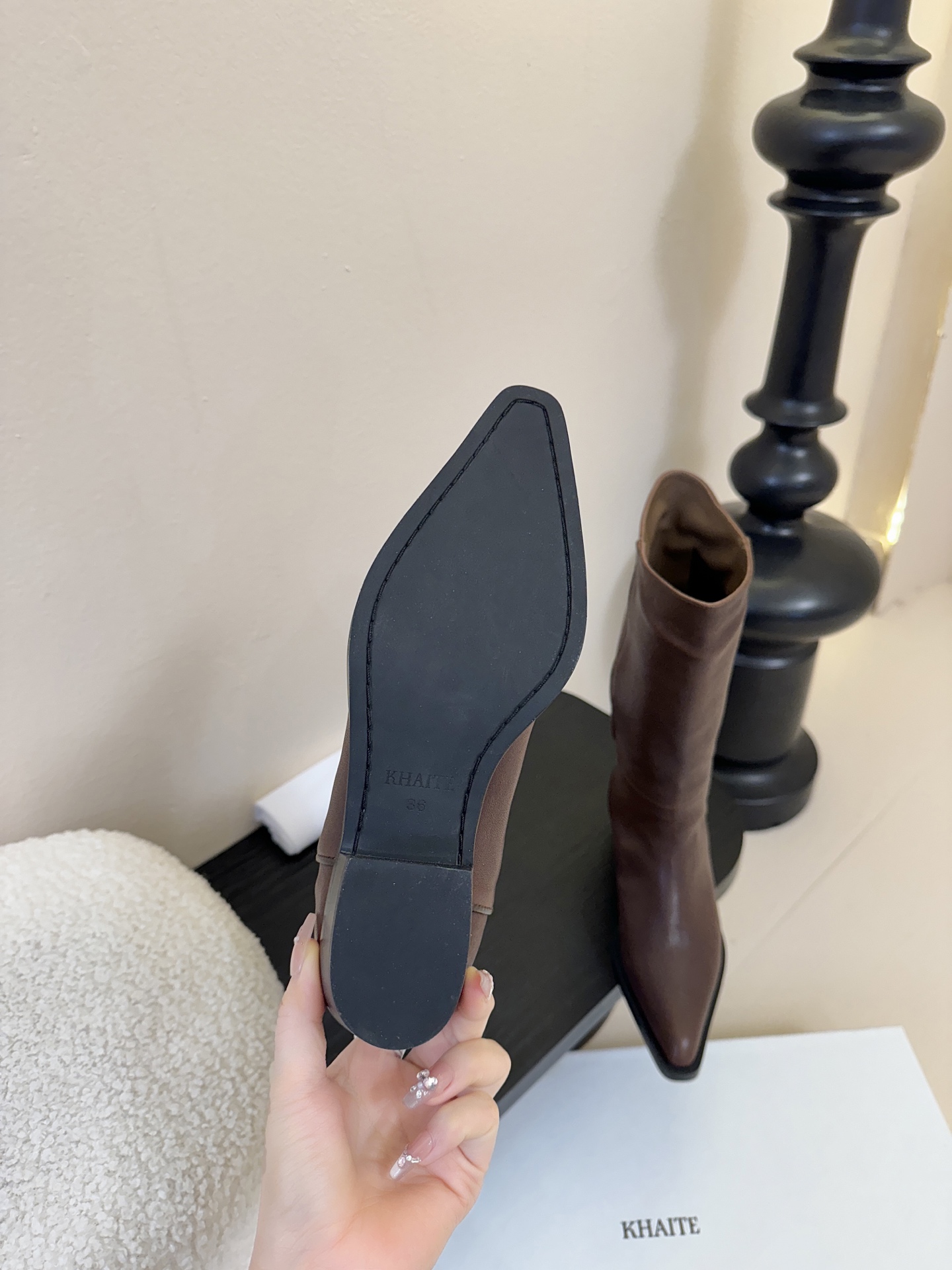 Khait* 𝟐𝟓𝐀𝐖新品靴把“酷飒”焊在腿上利落方跟+尖头 拿捏利落气场 褶皱靴筒自带松弛感 穿上直接