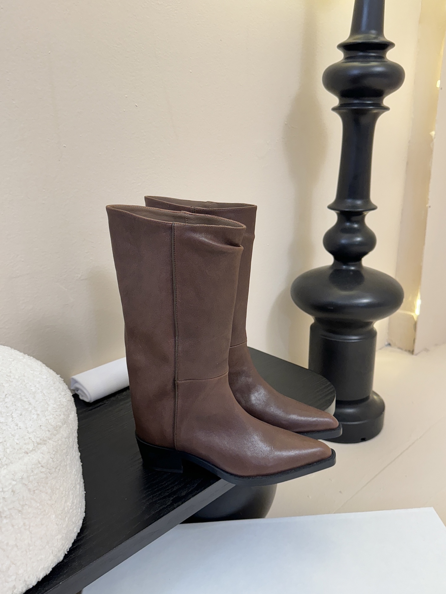 Khait* 𝟐𝟓𝐀𝐖新品靴把“酷飒”焊在腿上利落方跟+尖头 拿捏利落气场 褶皱靴筒自带松弛感 穿上直接