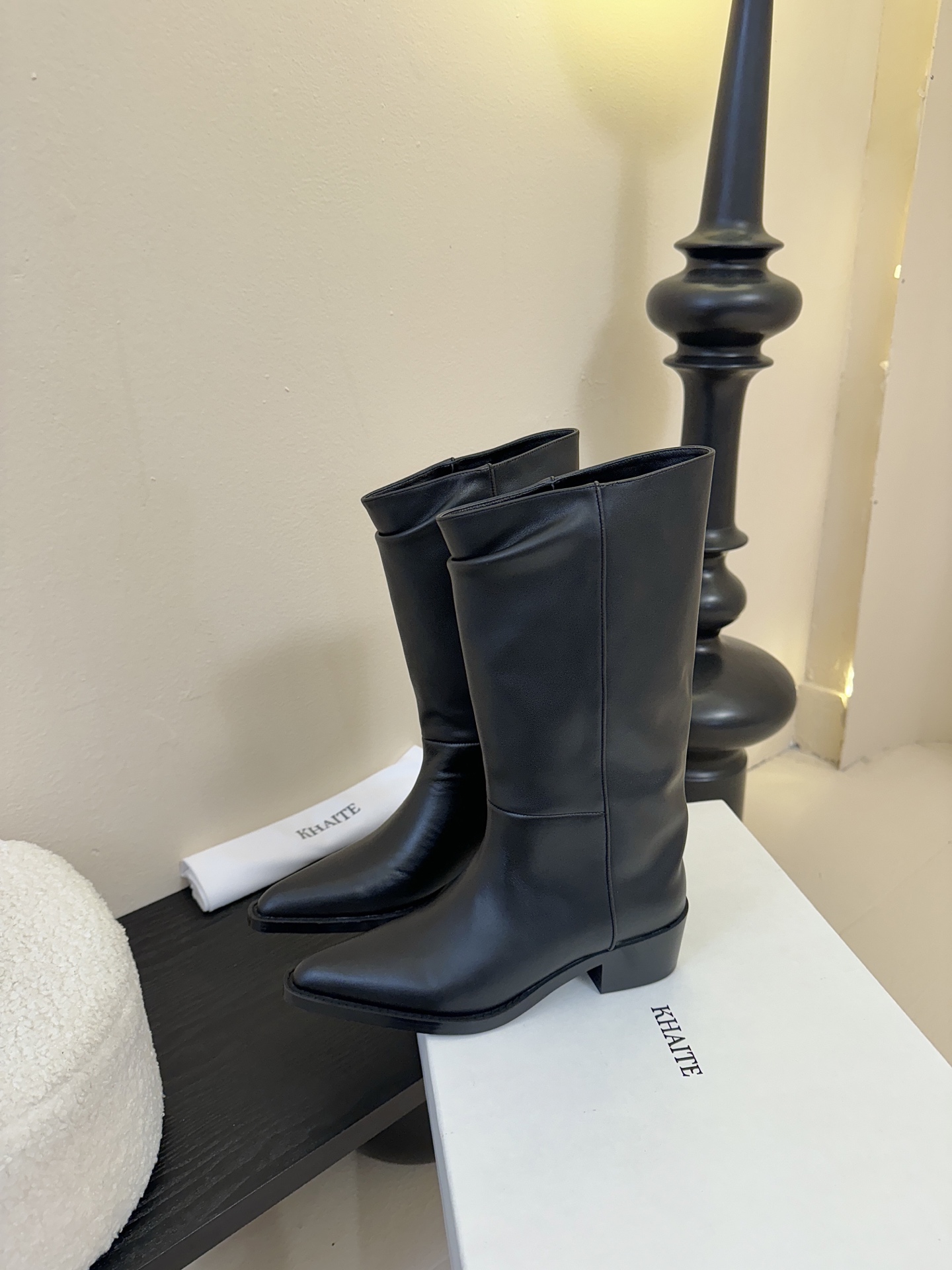 Khait* 𝟐𝟓𝐀𝐖新品靴把“酷飒”焊在腿上利落方跟+尖头 拿捏利落气场 褶皱靴筒自带松弛感 穿上直接