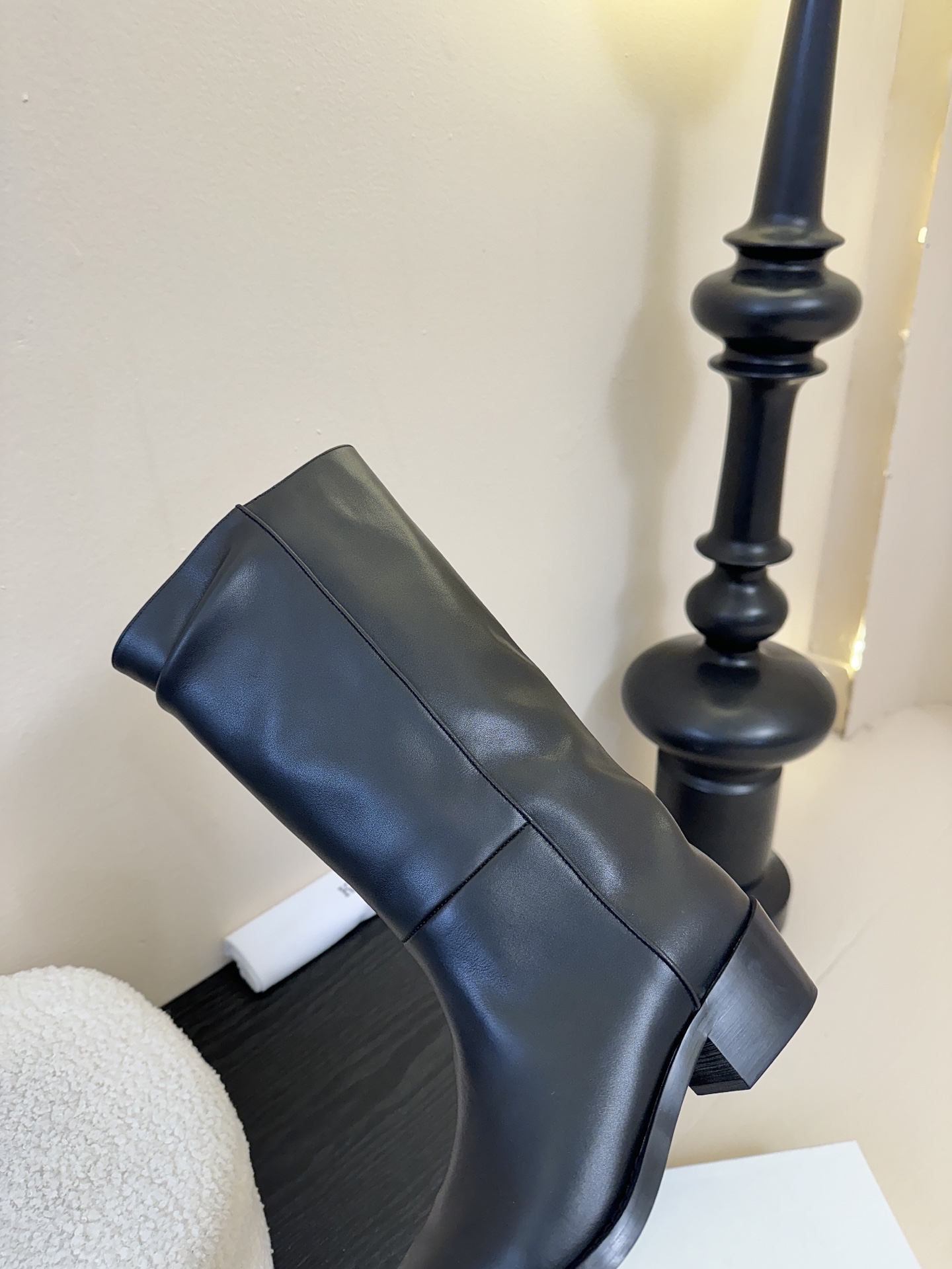 Khait* 𝟐𝟓𝐀𝐖新品靴把“酷飒”焊在腿上利落方跟+尖头 拿捏利落气场 褶皱靴筒自带松弛感 穿上直接