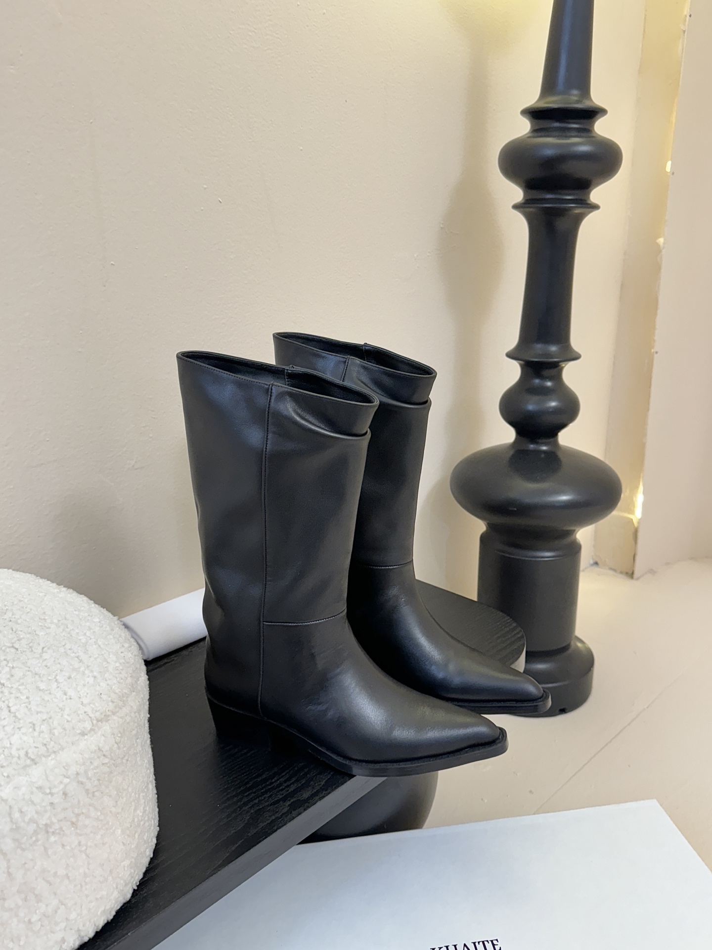 Khait* 𝟐𝟓𝐀𝐖新品靴把“酷飒”焊在腿上利落方跟+尖头 拿捏利落气场 褶皱靴筒自带松弛感 穿上直接